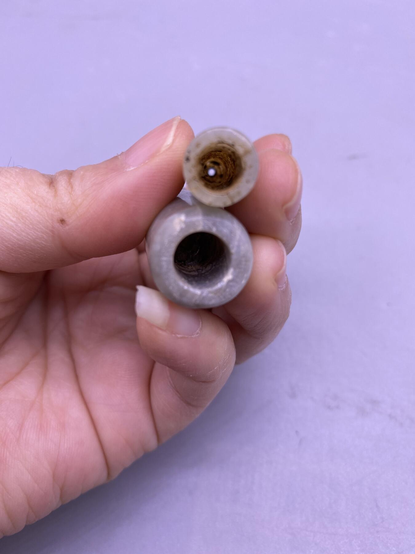 老玉烟嘴2个，尺寸5厘米左右，品相如图，300包快递