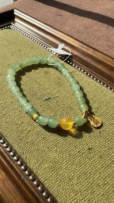 货号T1 周大福同款，高冰绿晴水和田玉6乘5设计品手链，搭配了一枚的古法金葫芦滴溜，一颗金珀心经珠等配件，晴水干净细腻，整体无裂杂，清雅柔和，现在的晴水价格飙升，超值老库存。市场已经不做老型一年了 - 货号T1 周大福同款，高冰绿晴水和田玉6乘5设计品手链，搭配了一枚的古法金葫芦滴溜，一颗金珀心经珠等配件，晴水干净细腻，整体无裂杂，清雅柔和，现在的晴水价格飙升，超值老库存。市场已经不做老型一年了
