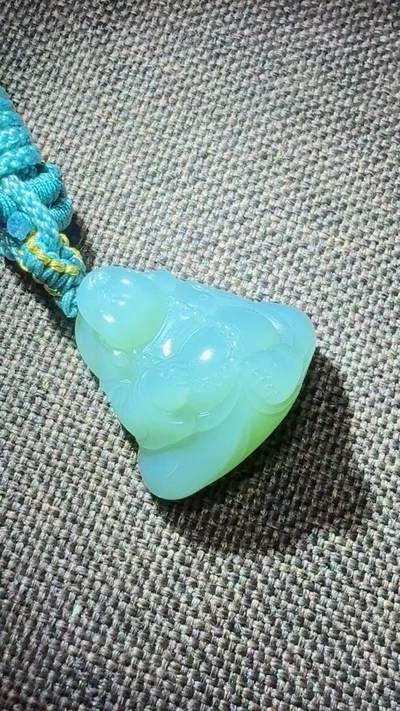 证书编号0431      天然老坑俄碧玉粉青苏工弥勒佛吊坠 23乘22 厚13mm 无裂杂无黑点 结构细腻可过灯 极品粉青 镶金品质 戴戴出油 碧玉里的羊脂玉品质 辟邪保平安 市价四五千 - 证书编号0431      天然老坑俄碧玉粉青苏工弥勒佛吊坠 23乘22 厚13mm 无裂杂无黑点 结构细腻可过灯 极品粉青 镶金品质 戴戴出油 碧玉里的羊脂玉品质 辟邪保平安 市价四五千