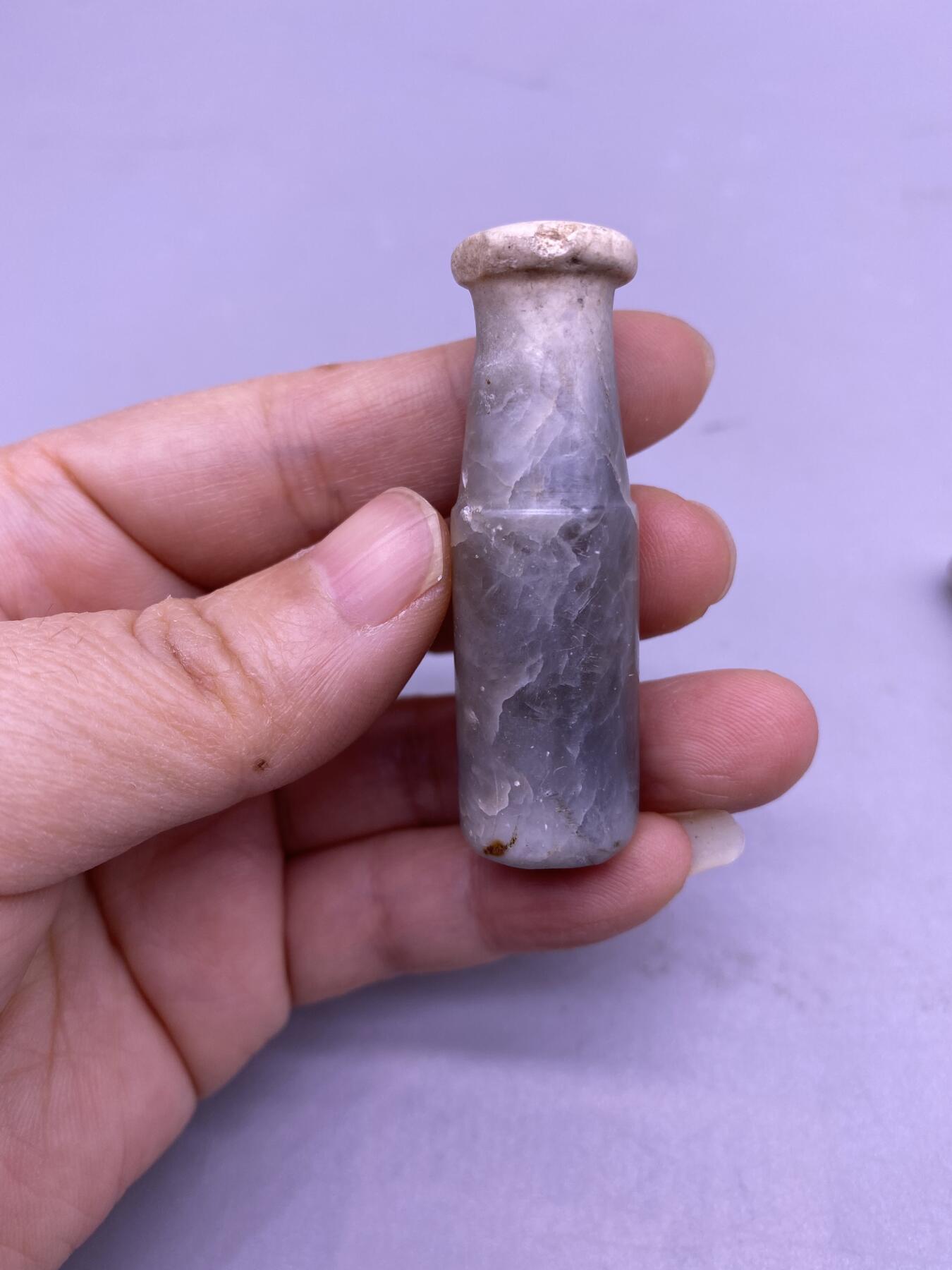老玉烟嘴2个，尺寸5厘米左右，品相如图，300包快递