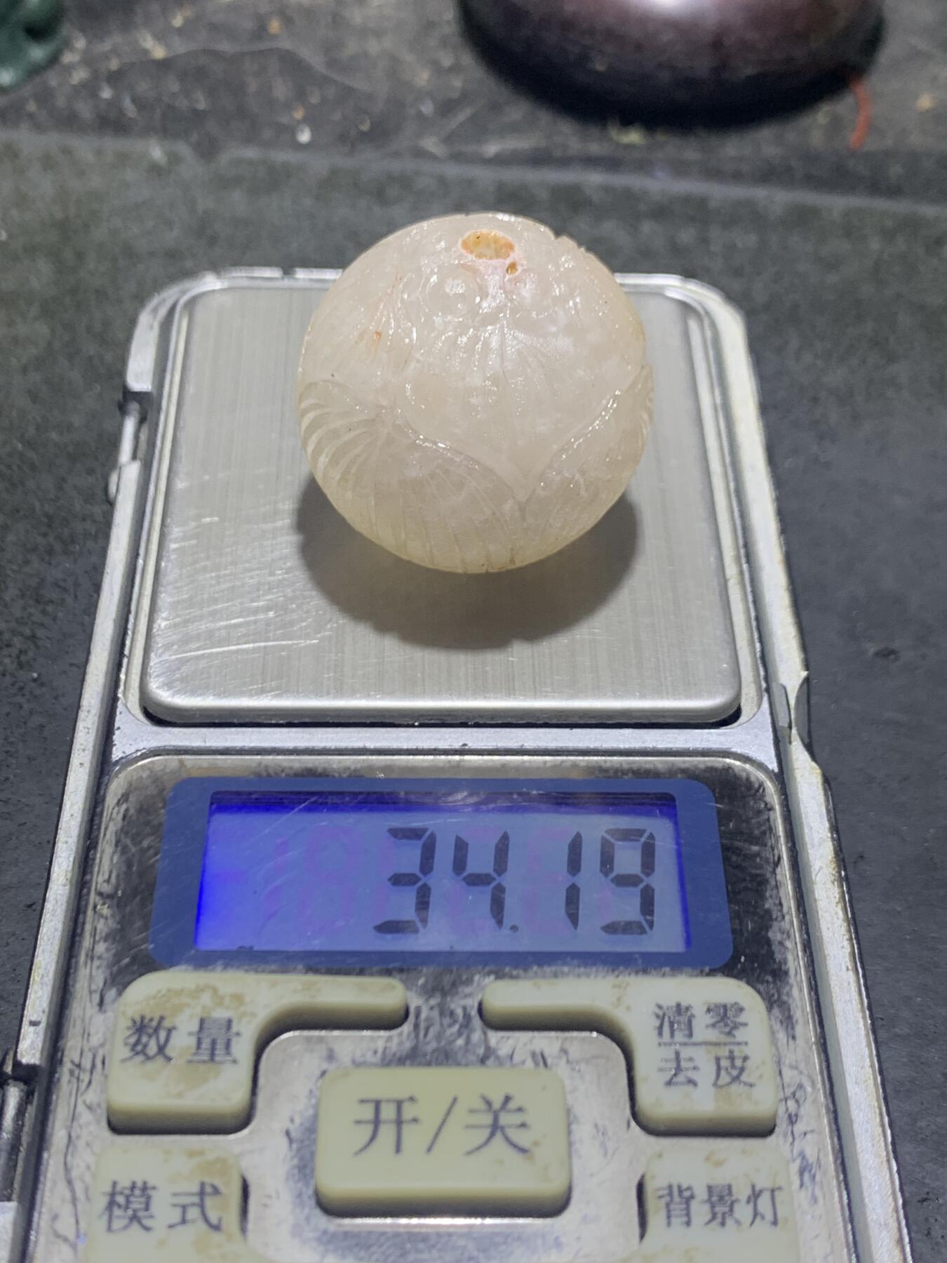 精美满冰飘亚光战国红玛瑙手工雕刻莲花大圆珠一个