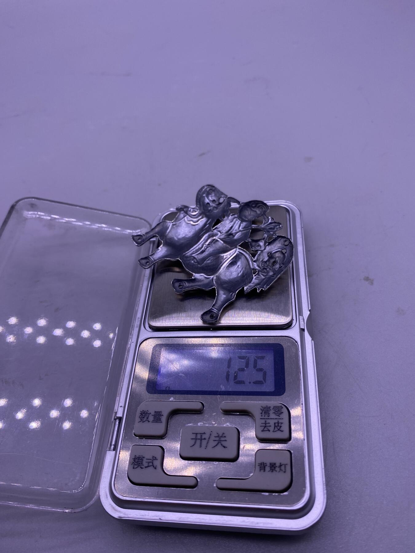 老银麒麟送子，尺寸5.5厘米，品相如图，300包快递