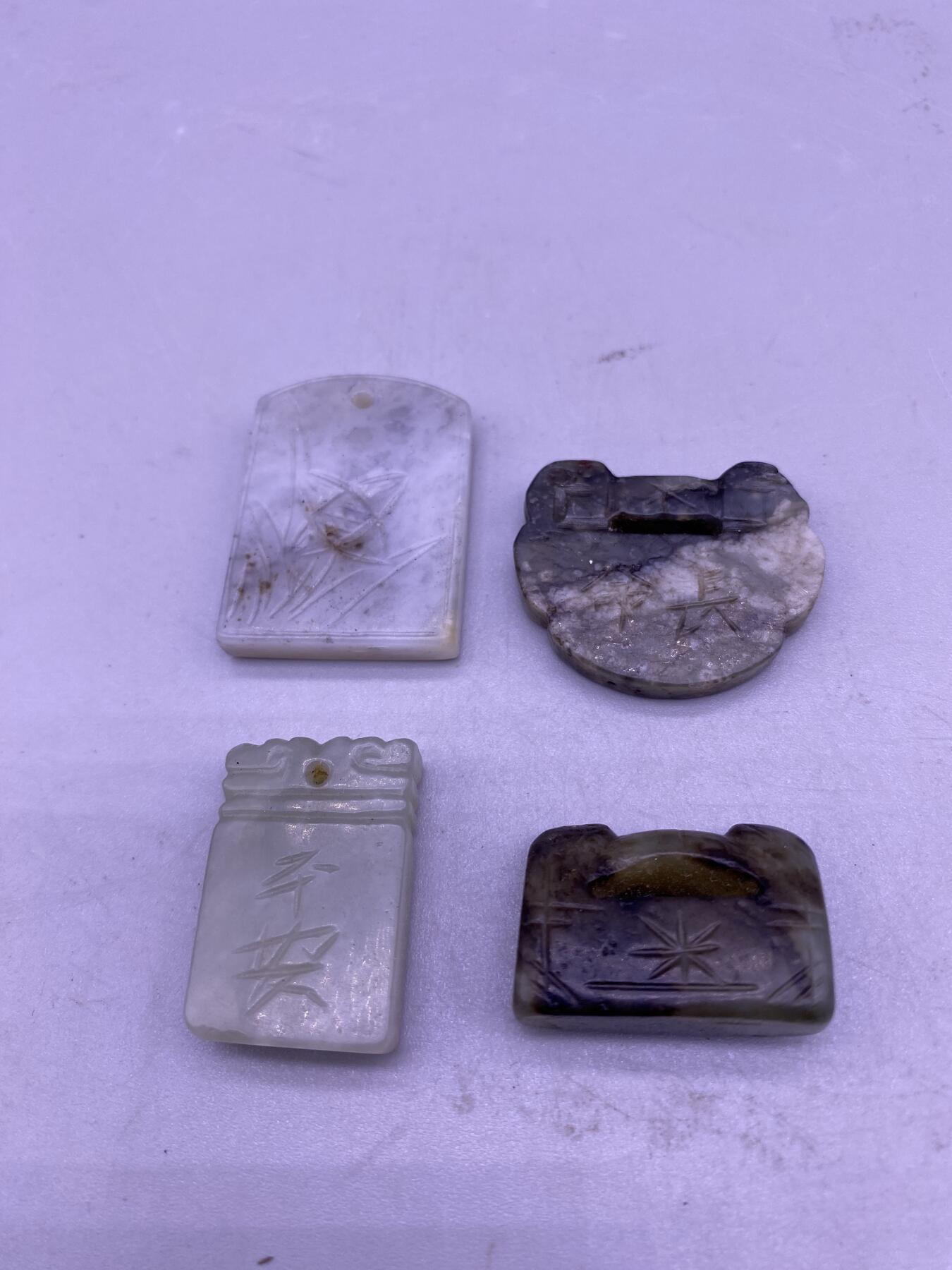 老和田玉坠子4个，尺寸1.8*3.3厘米，品相如图，500包快递