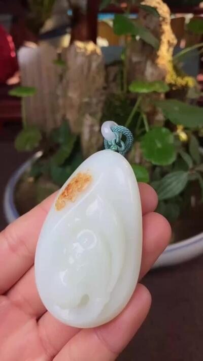 证书编号3286      天然老坑俄料灰皮料和田玉真皮莲花牌吊坠  64乘38 厚20 无裂杂无水线 背面上方一两粒抛光点完全可忽略 结构细腻脂粉足 密度过灯 一级白老料子 料子老熟油疙瘩 肉细小油膏辟邪保平安 老俄料灰皮料被称为俄料里的籽料哦