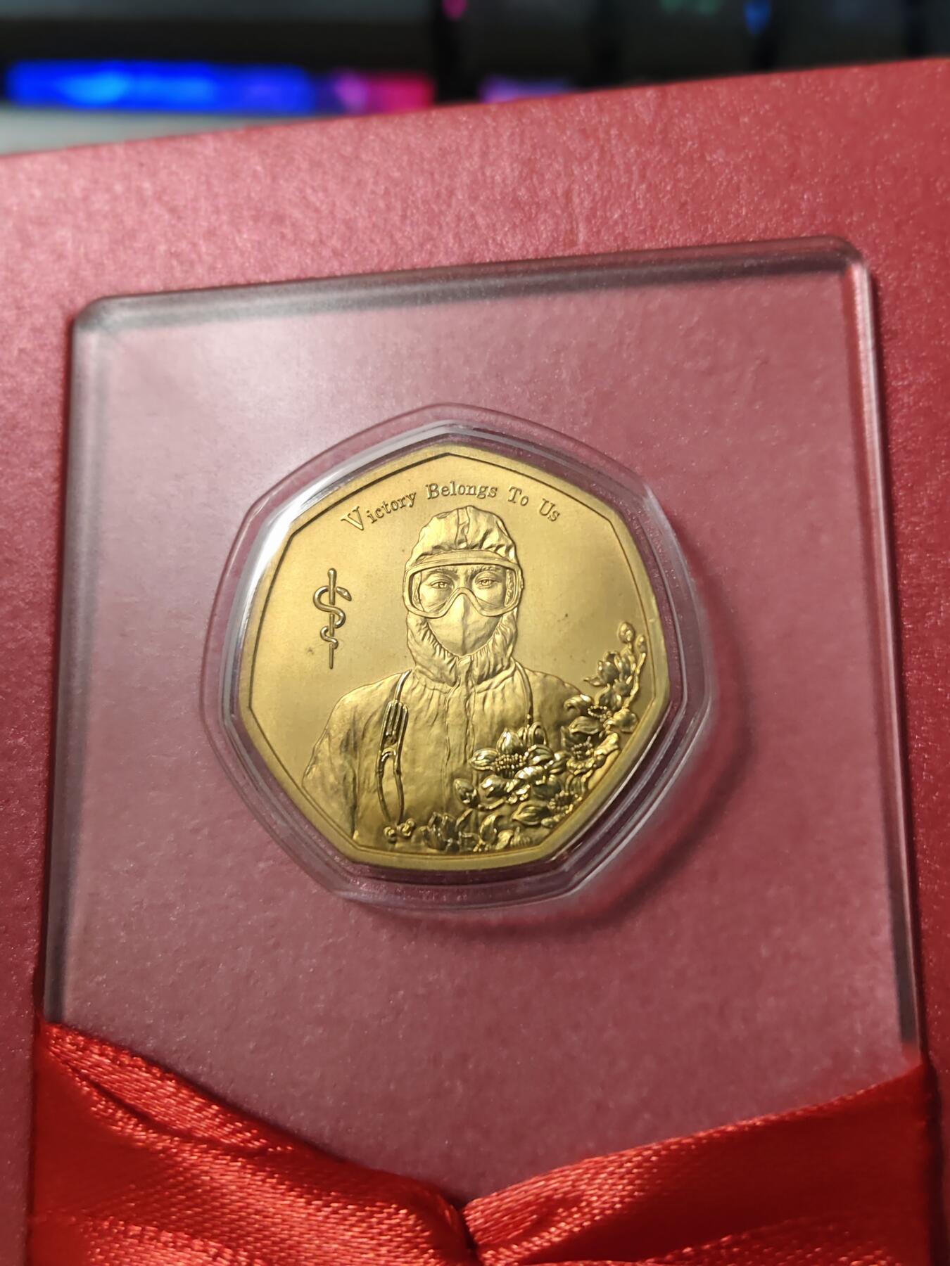 第176期拍卖【长期征集拍品】【欢度国庆中秋双节】 【海寧潮】卡装纽埃2020年抗击疫情致敬逆行者纪念铜币，发行量100000枚