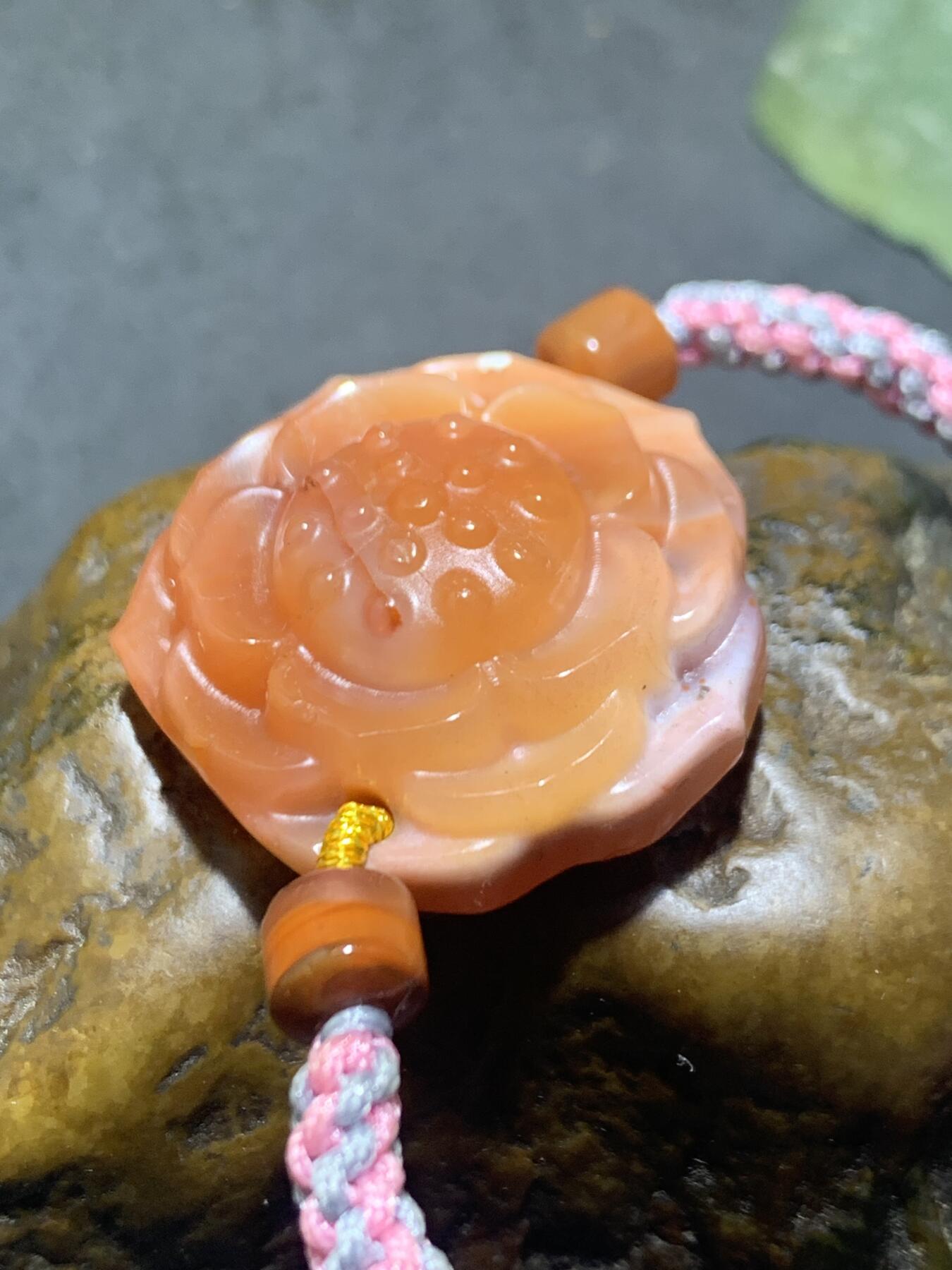 川料樱桃红南红玛瑙雕刻荷花手牌，手串一个，