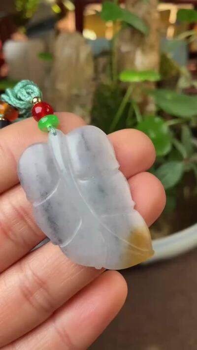 证书编号7104   天然新疆楼兰三色玉和田玉糖青花金枝玉叶树叶吊坠 42乘26 厚4 无裂杂无水线 结构细腻脂粉足 黑白分明 一抹俏糖色 温润油糯 纯手工精雕 手推出油  大业有成 证书编号7104   天然新疆楼兰三色玉和田玉糖青花金枝玉叶树叶吊坠 42乘26 厚4 无裂杂无水线 结构细腻脂粉足 黑白分明 一抹俏糖色 温润油糯 纯手工精雕 手推出油  大业有成