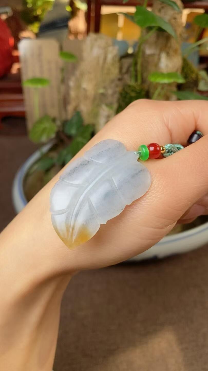 证书编号7104   天然新疆楼兰三色玉和田玉糖青花金枝玉叶树叶吊坠 42乘26 厚4 无裂杂无水线 结构细腻脂粉足 黑白分明 一抹俏糖色 温润油糯 纯手工精雕 手推出油  大业有成