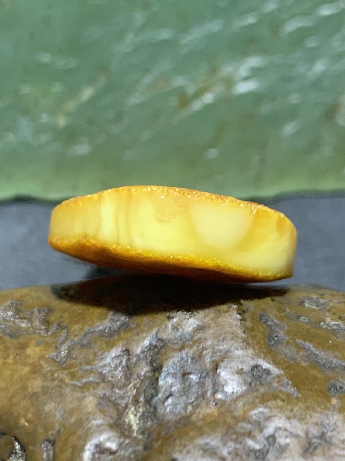 精美天然俄料黄皮白花蜜蜡吊坠一个，