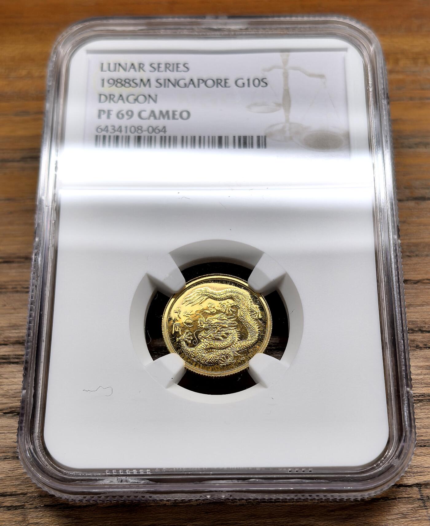 凡希社世界钱币微拍第二百九十五期 1988新加坡戊辰龙年10元金币NGC-PF69CAMEO，新加坡首轮生肖是结合了汉字吉语与书法之美的一个系列，匠心独运，极具中华文化特色。“祥龙献瑞”，含纯金1/10盎司。