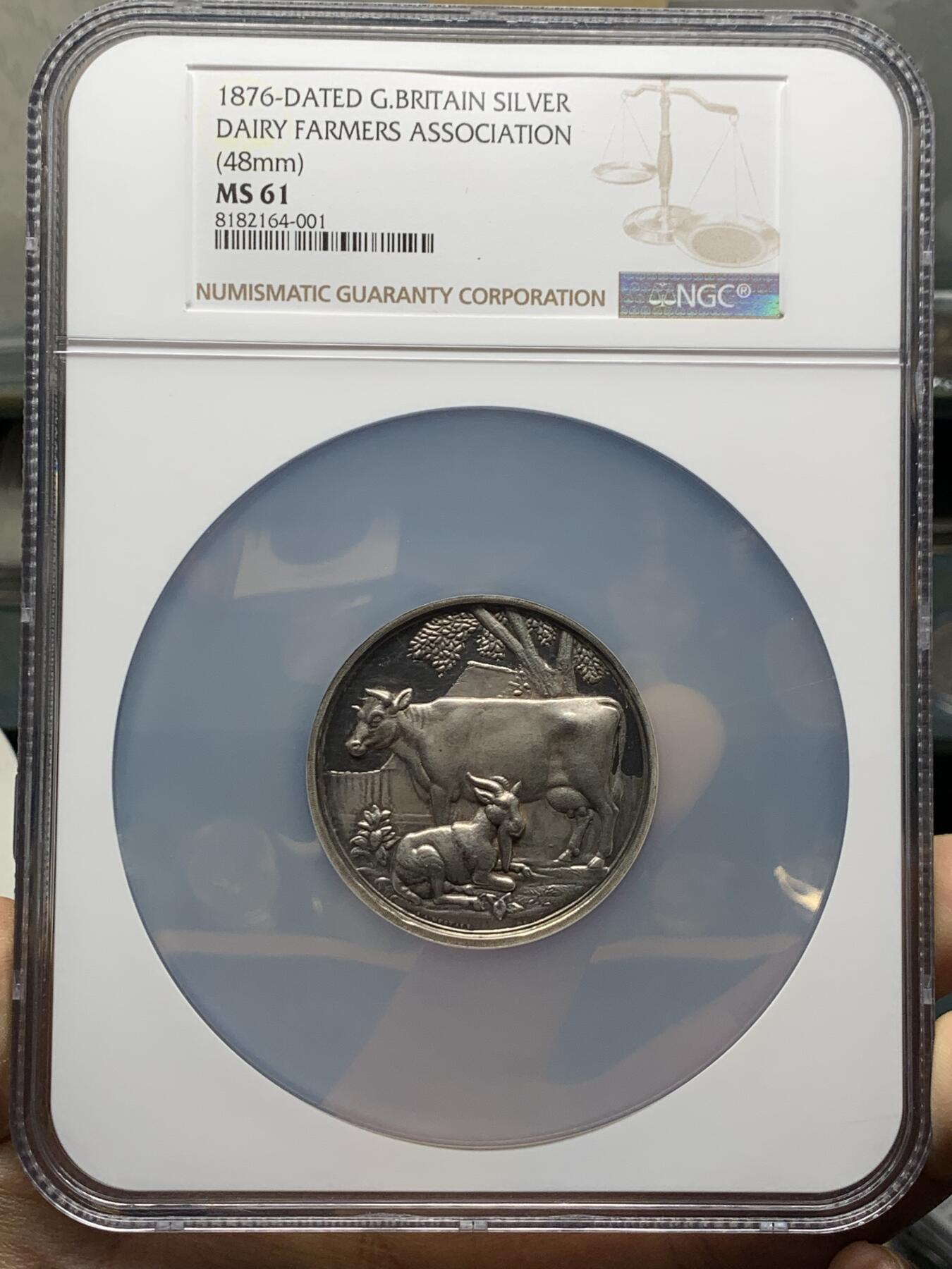《竞宝斋》第348场 周日，周一，周二  3场连拍 （全场包邮） NGC MS61 英国1876年英国奶业协会颁发的获奖银章，直径48毫米，镜面地板两边深打高浮雕，由著名徽章大师J·A·R制作，银戳全。