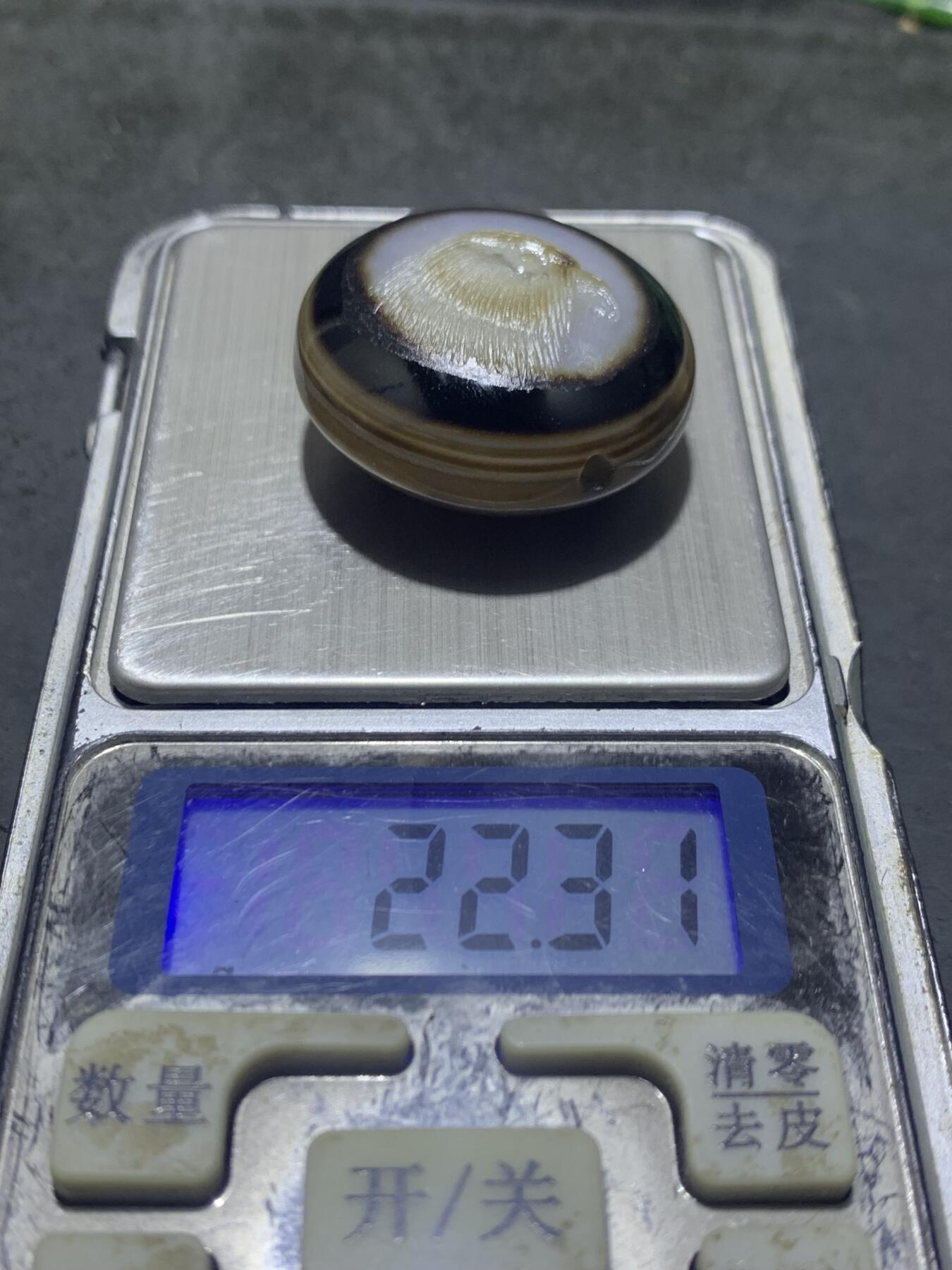 精品药师玛瑙手工雕刻雄鹰板珠（背云）一颗。