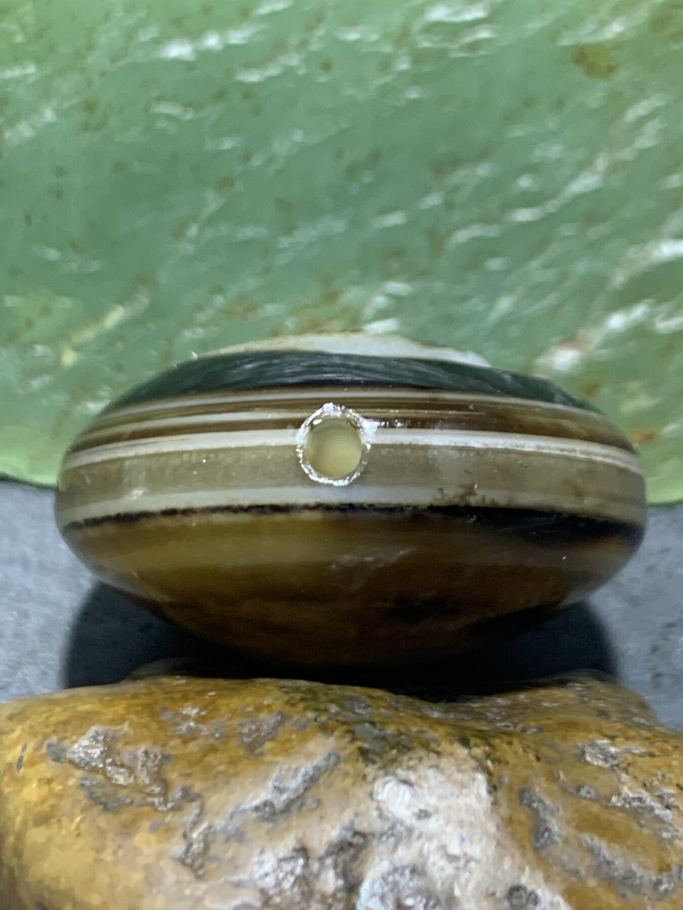 精品药师玛瑙手工雕刻雄鹰板珠（背云）一颗。