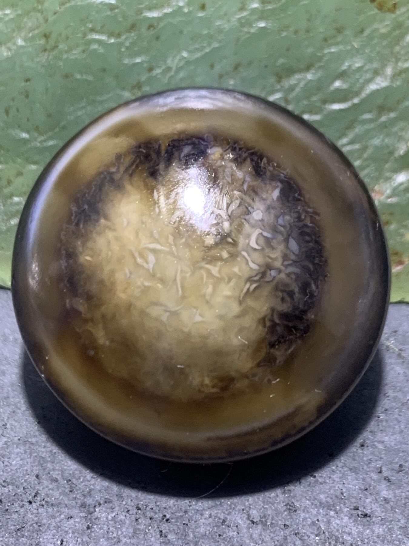 精品药师玛瑙手工雕刻雄鹰板珠（背云）一颗。