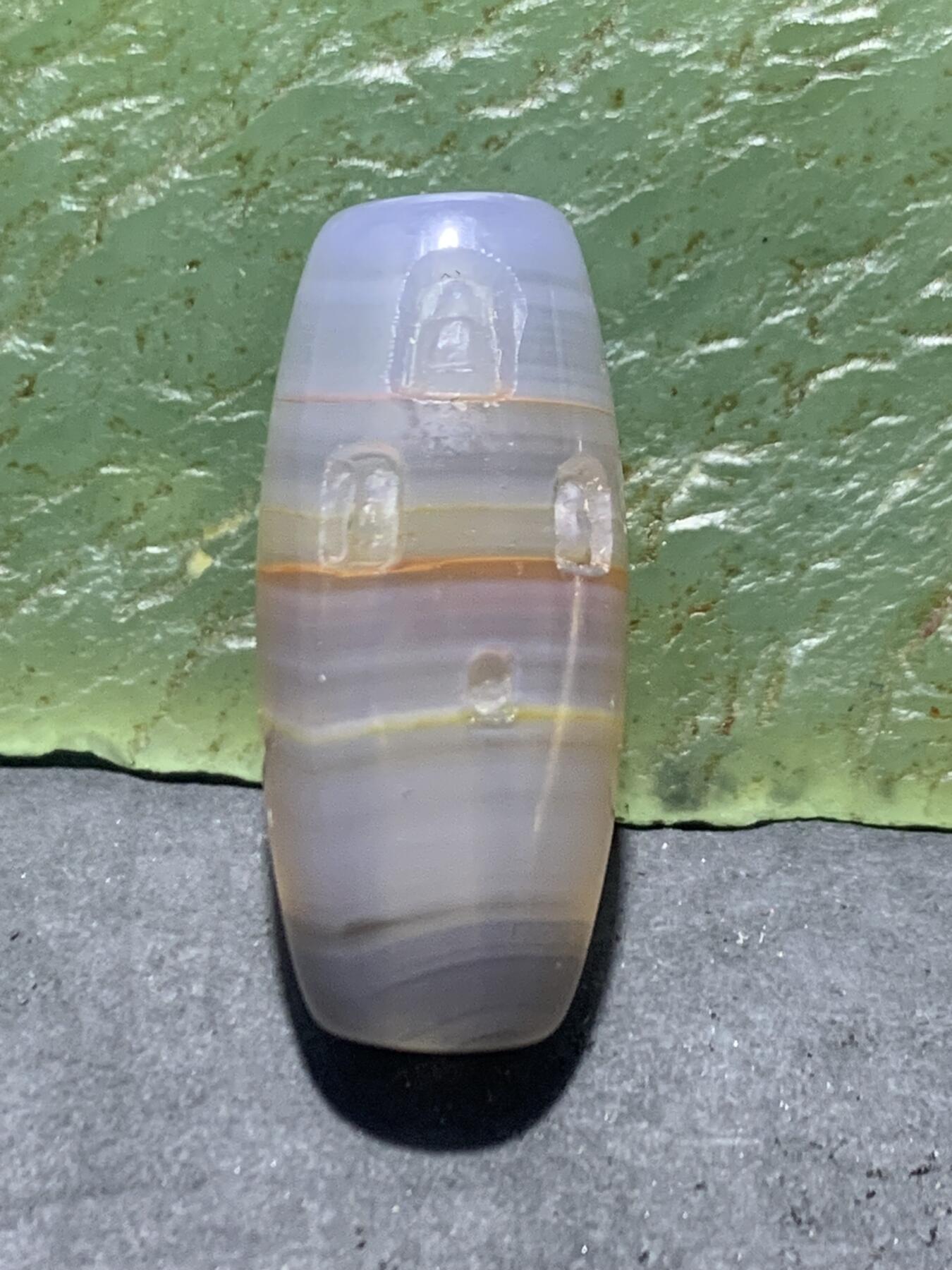 精美亚光高玉化缠丝玛瑙手工俏色巧雕佛窟意境桶珠一个！