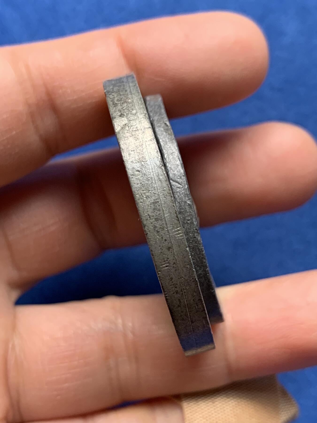 《竞宝斋》第348场 周日，周一，周二  3场连拍 （全场包邮） 2枚一组 英国白色金属章，尺寸分别44.7mm，38.4mm，总重约50.45克。