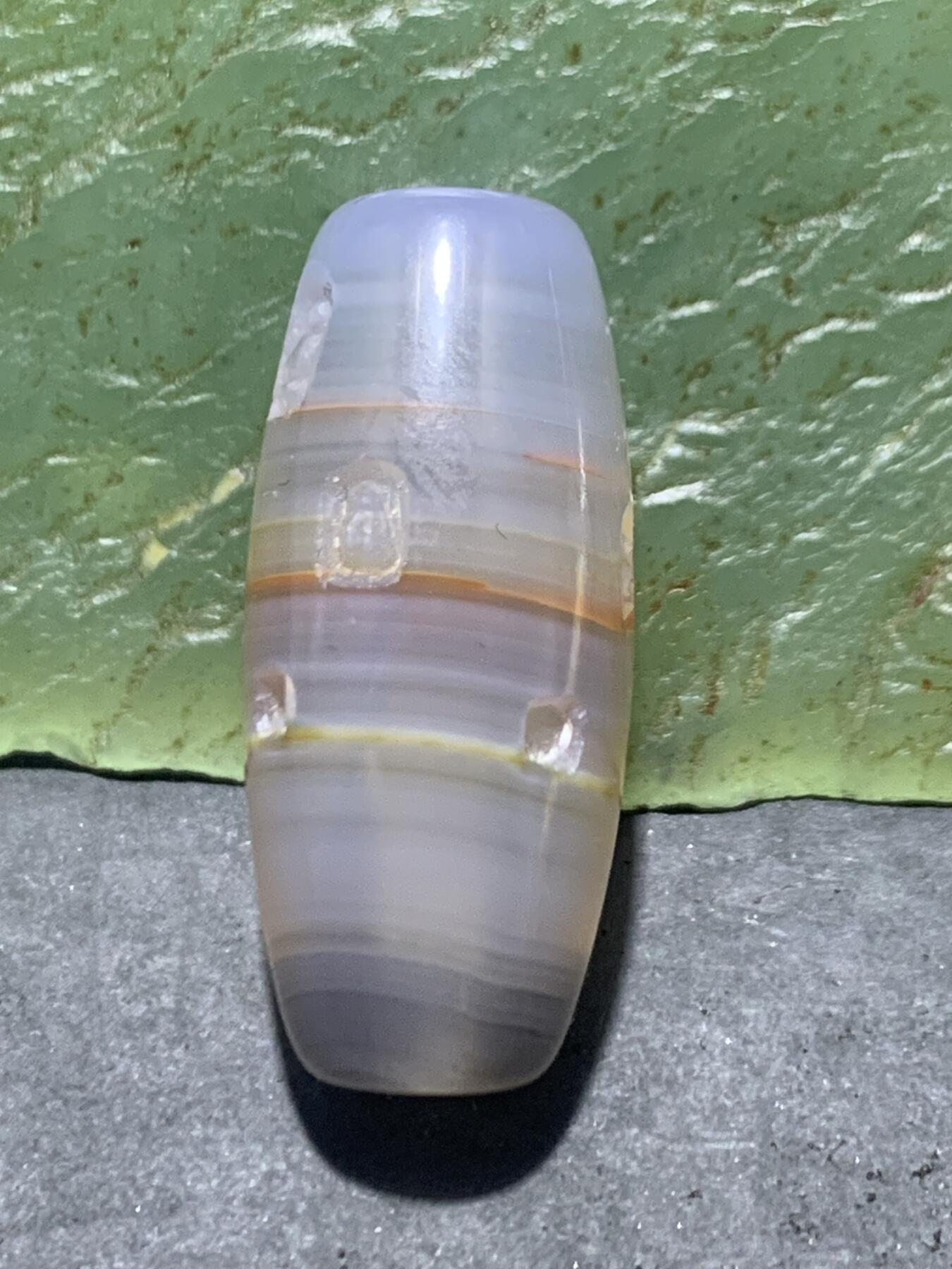 精美亚光高玉化缠丝玛瑙手工俏色巧雕佛窟意境桶珠一个！