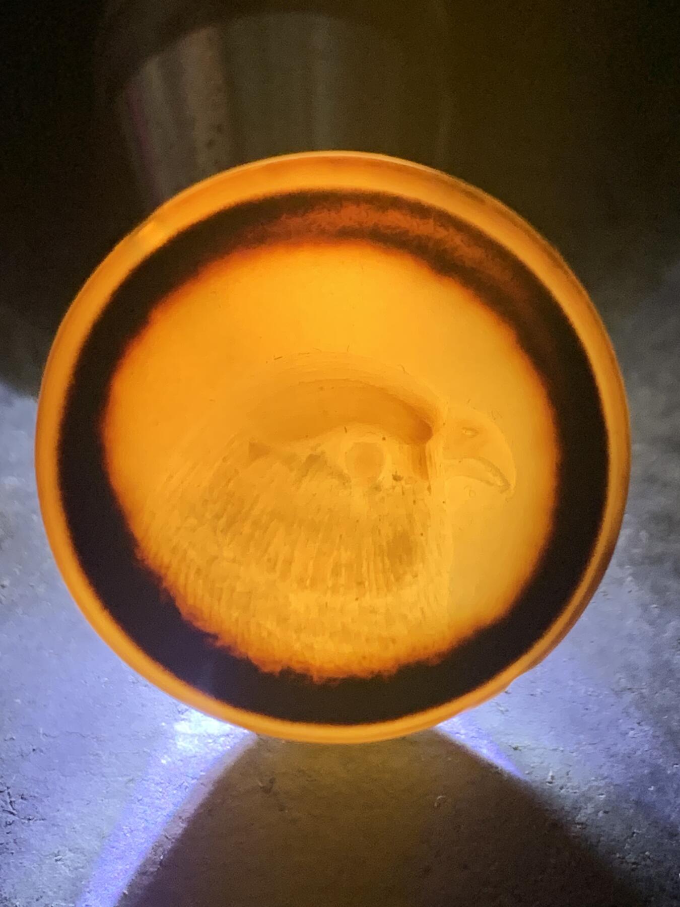 精品药师玛瑙手工雕刻雄鹰板珠（背云）一颗。