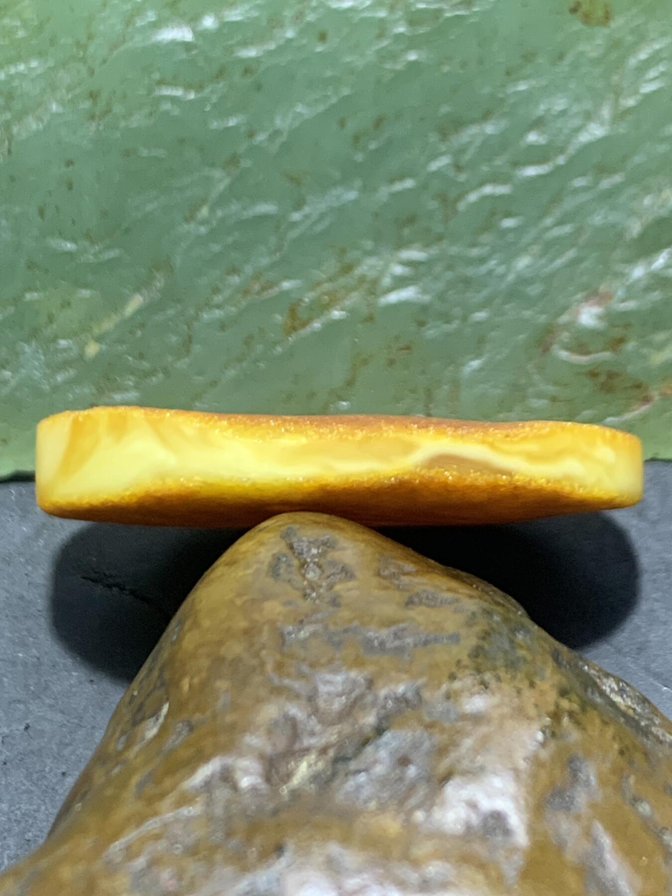 精美天然俄料黄皮白花蜜蜡吊坠一个，