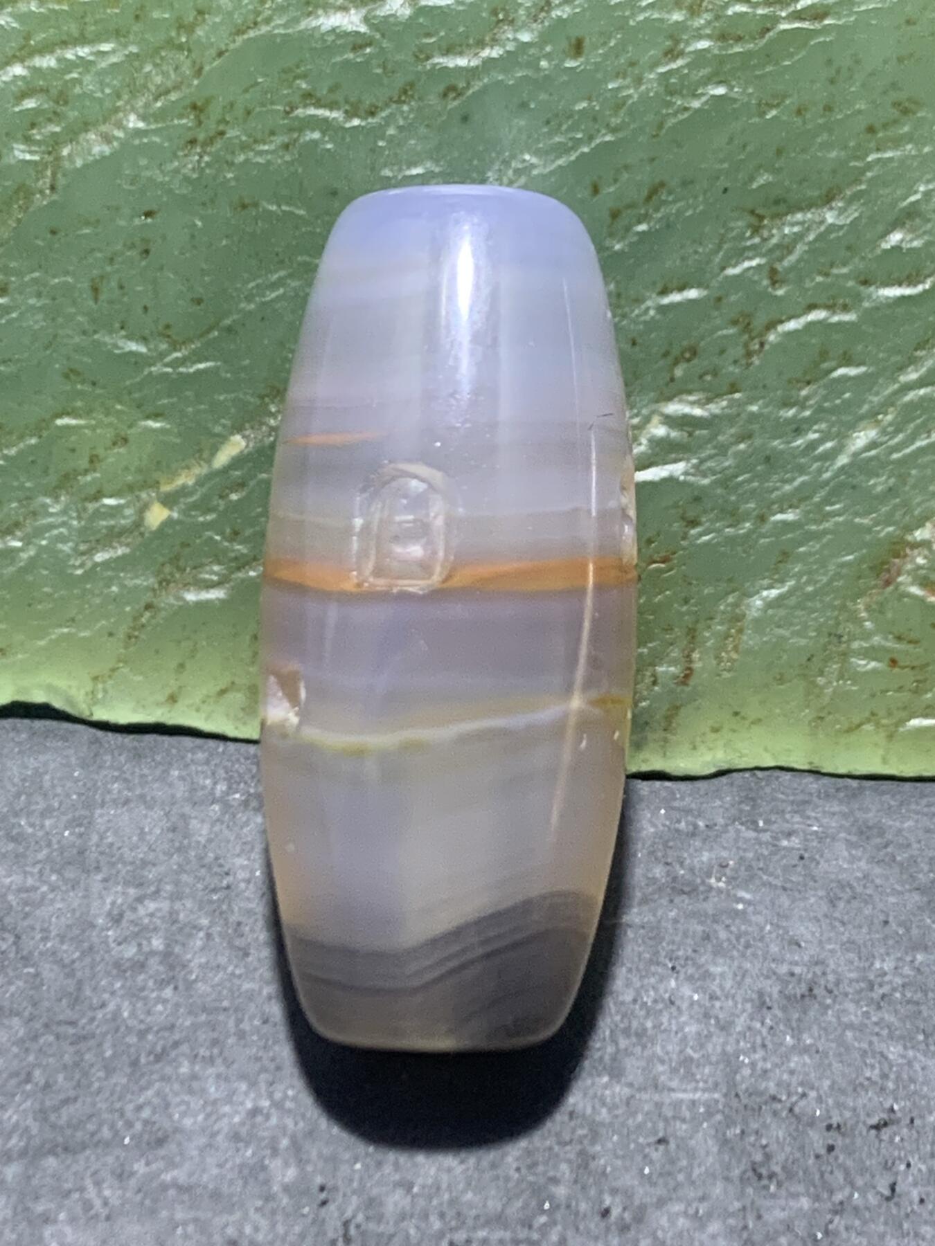 精美亚光高玉化缠丝玛瑙手工俏色巧雕佛窟意境桶珠一个！