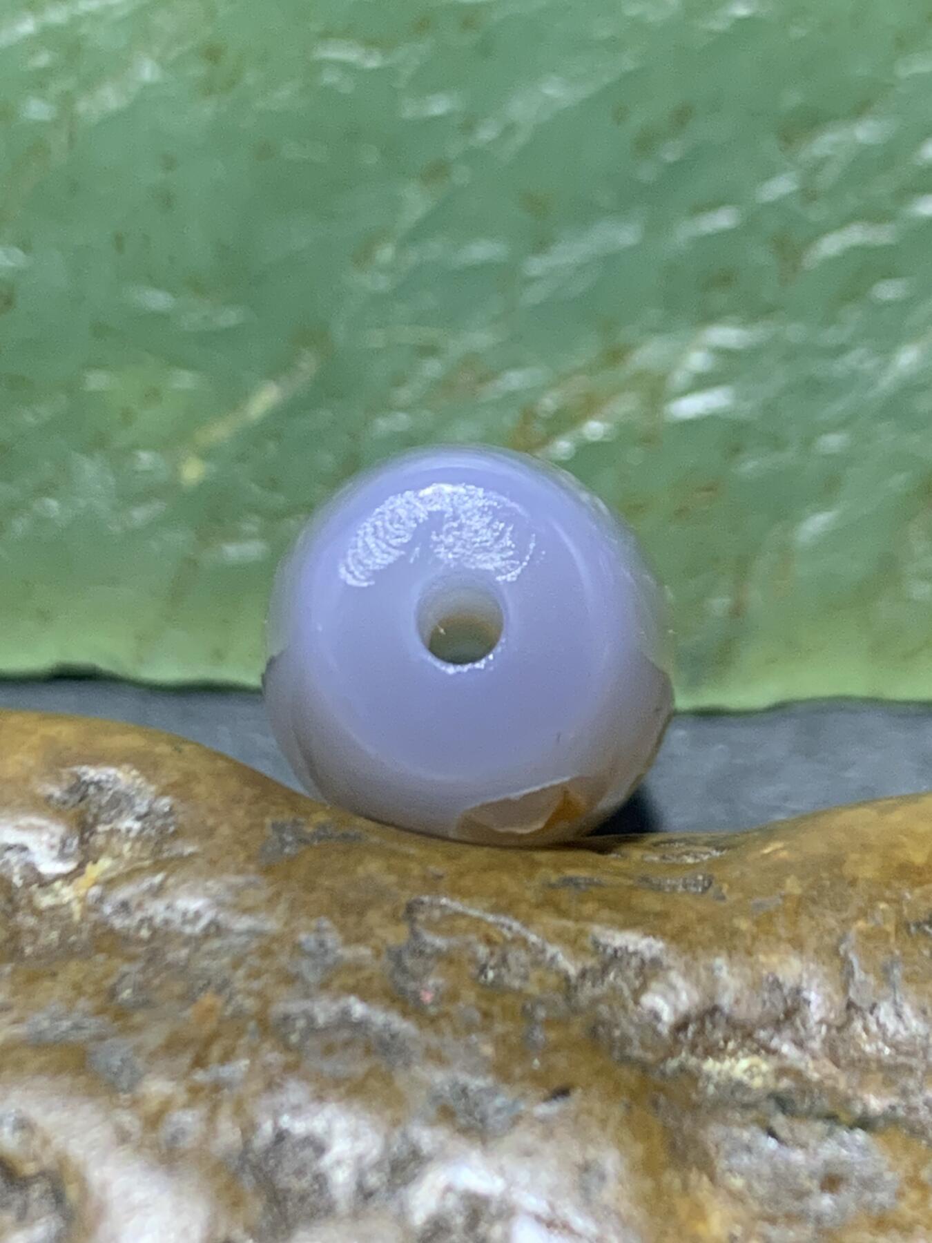 精美亚光高玉化缠丝玛瑙手工俏色巧雕佛窟意境桶珠一个！