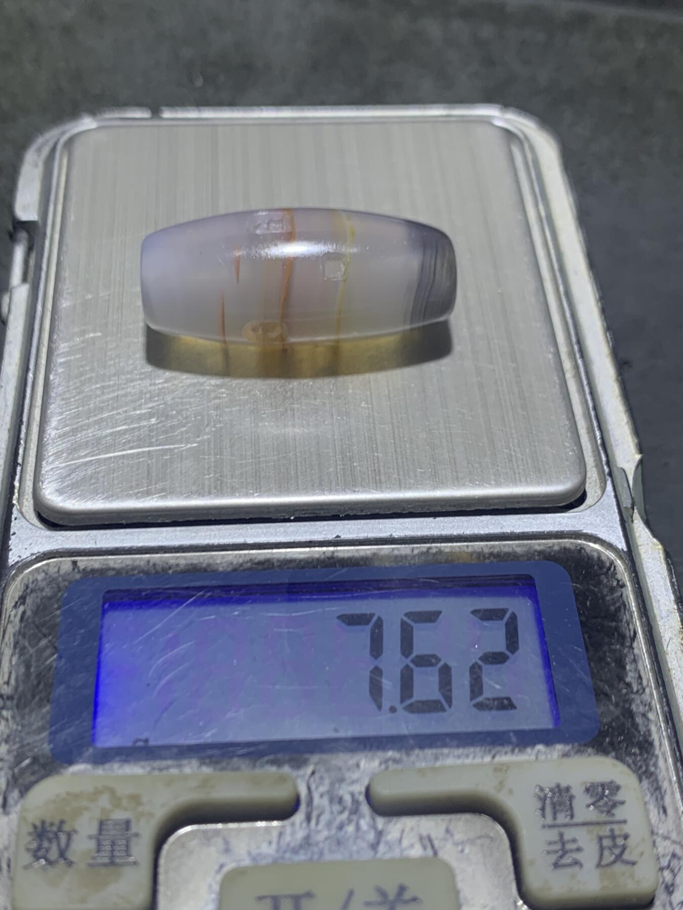 精美亚光高玉化缠丝玛瑙手工俏色巧雕佛窟意境桶珠一个！