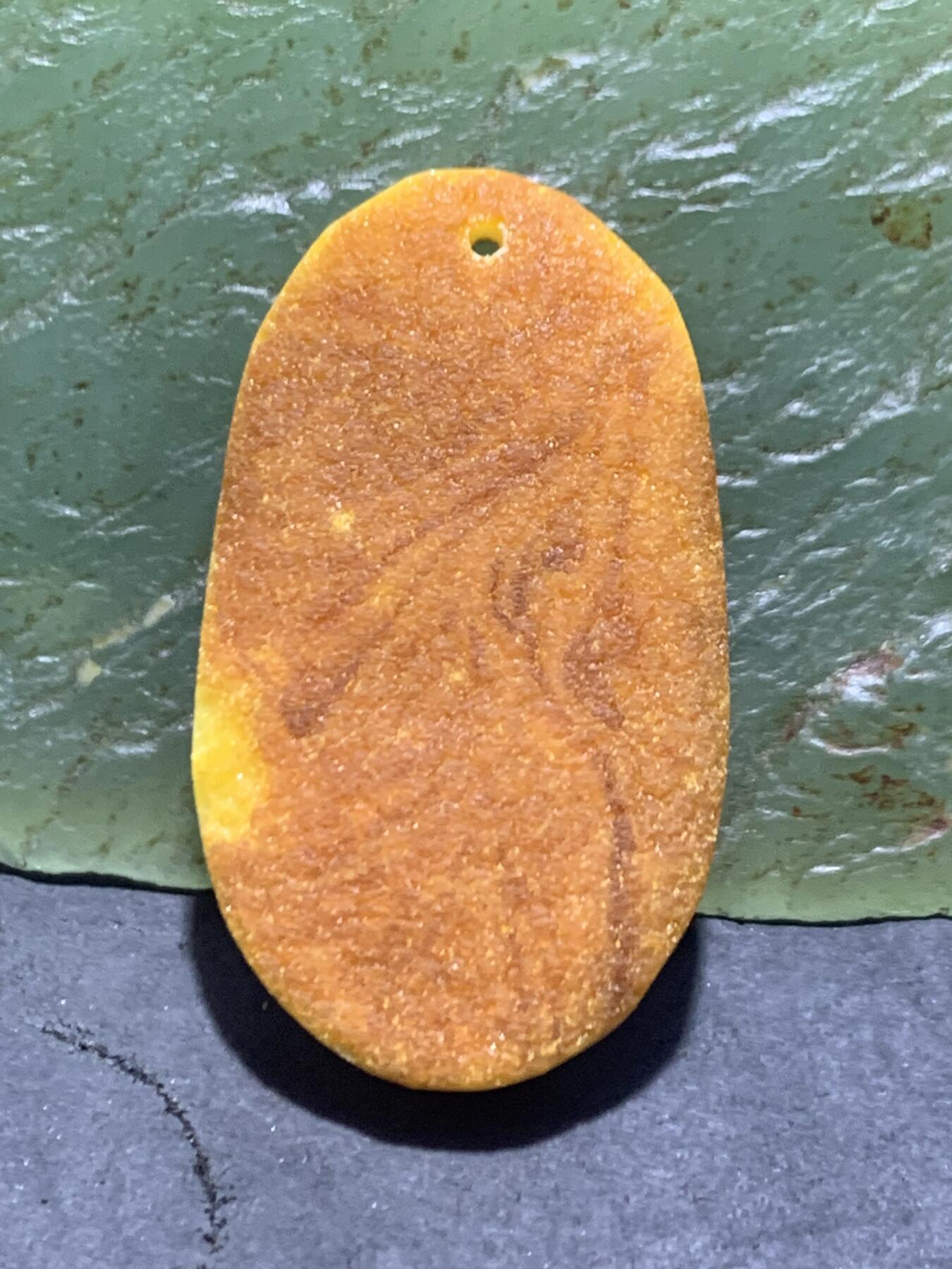 精美天然俄料黄皮白花蜜蜡吊坠一个，