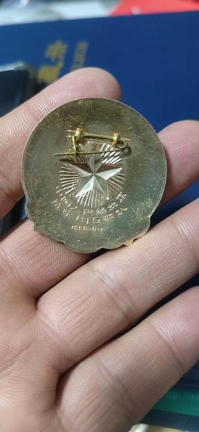 毛主席像章拍场，都是部队章 🔥🔥🔥🔥毛主席像章，42.6毫米，背面有铭文：中国人民解放军总字819部队