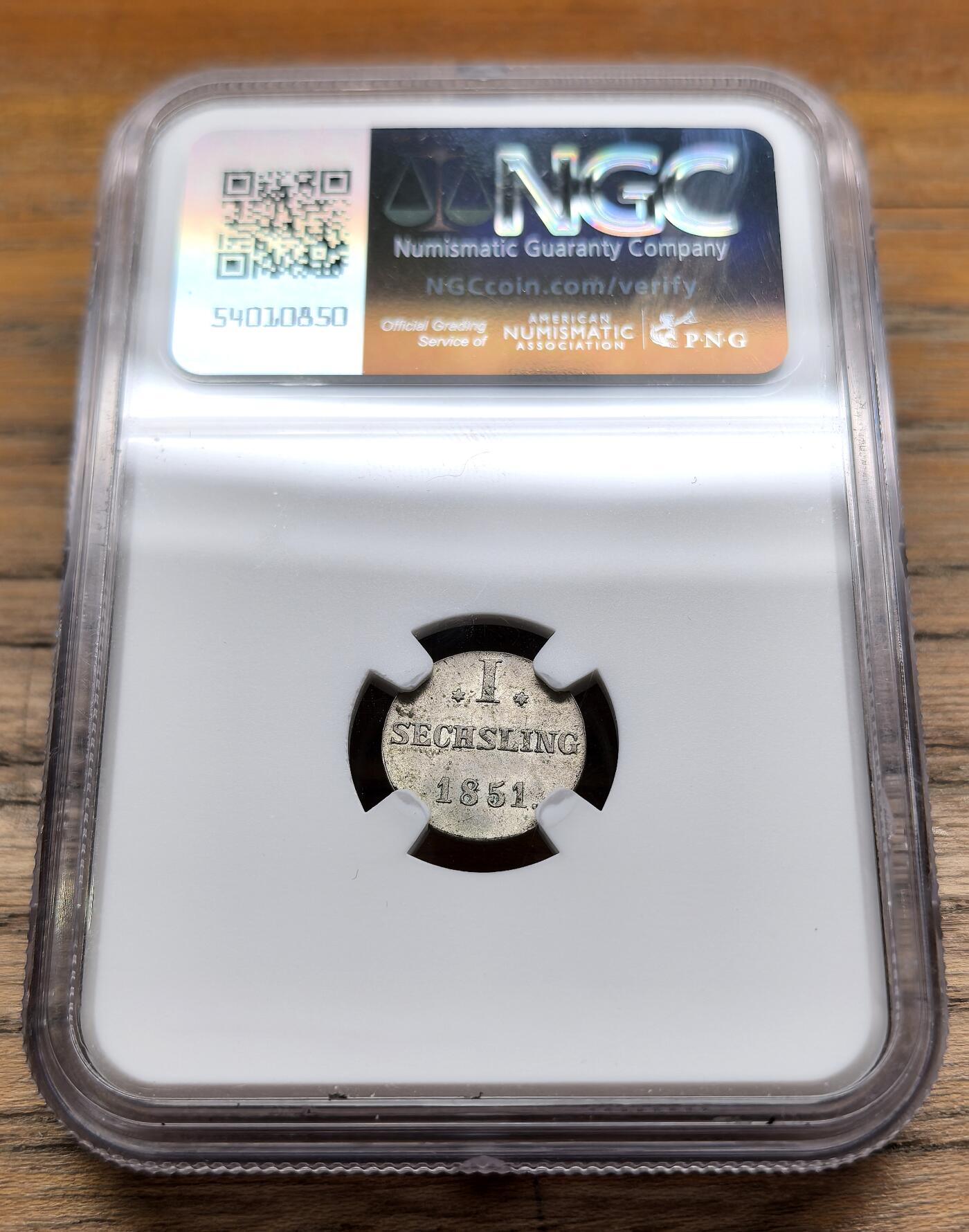凡希社世界钱币微拍第二百九十五期 1851德国汉堡城徽SECHSLING(6芬尼，1/64泰勒)银币一年型NGC-MS63