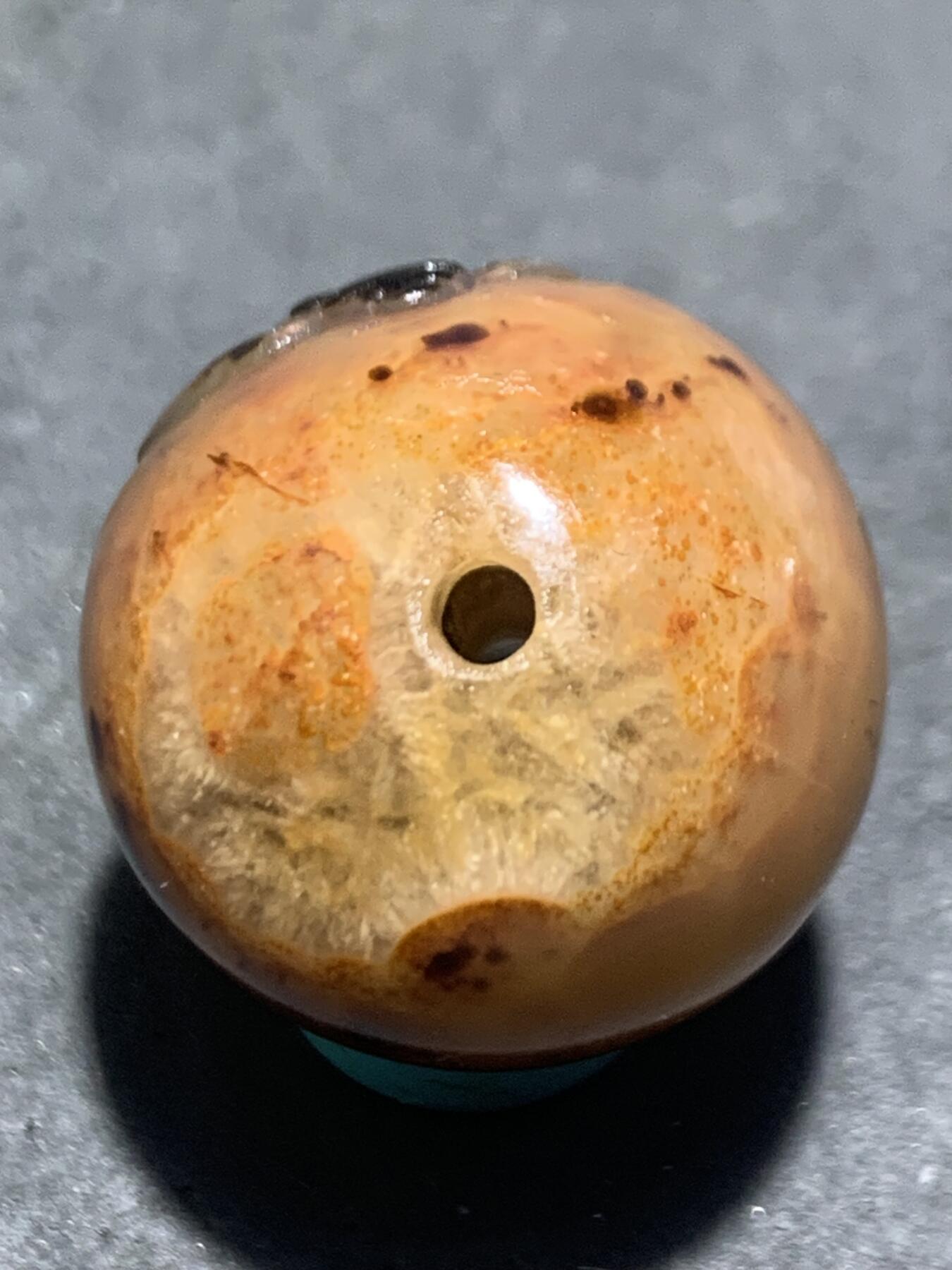 精美冰飘亚光战国红玛瑙手工巧雕蝙蝠随形圆珠一个