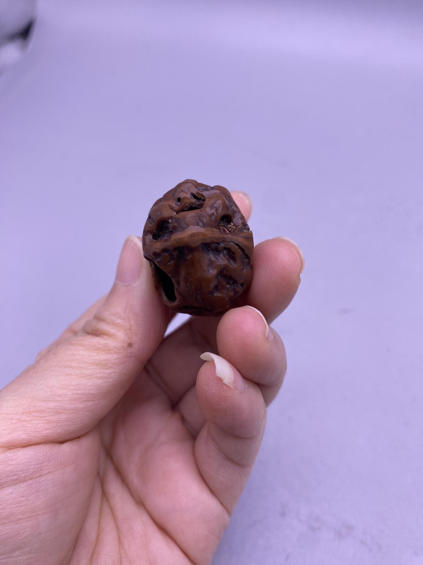 老核雕猴子挂件，天然形成猴脸，尺寸2.9厘米，品相如图，168包快递