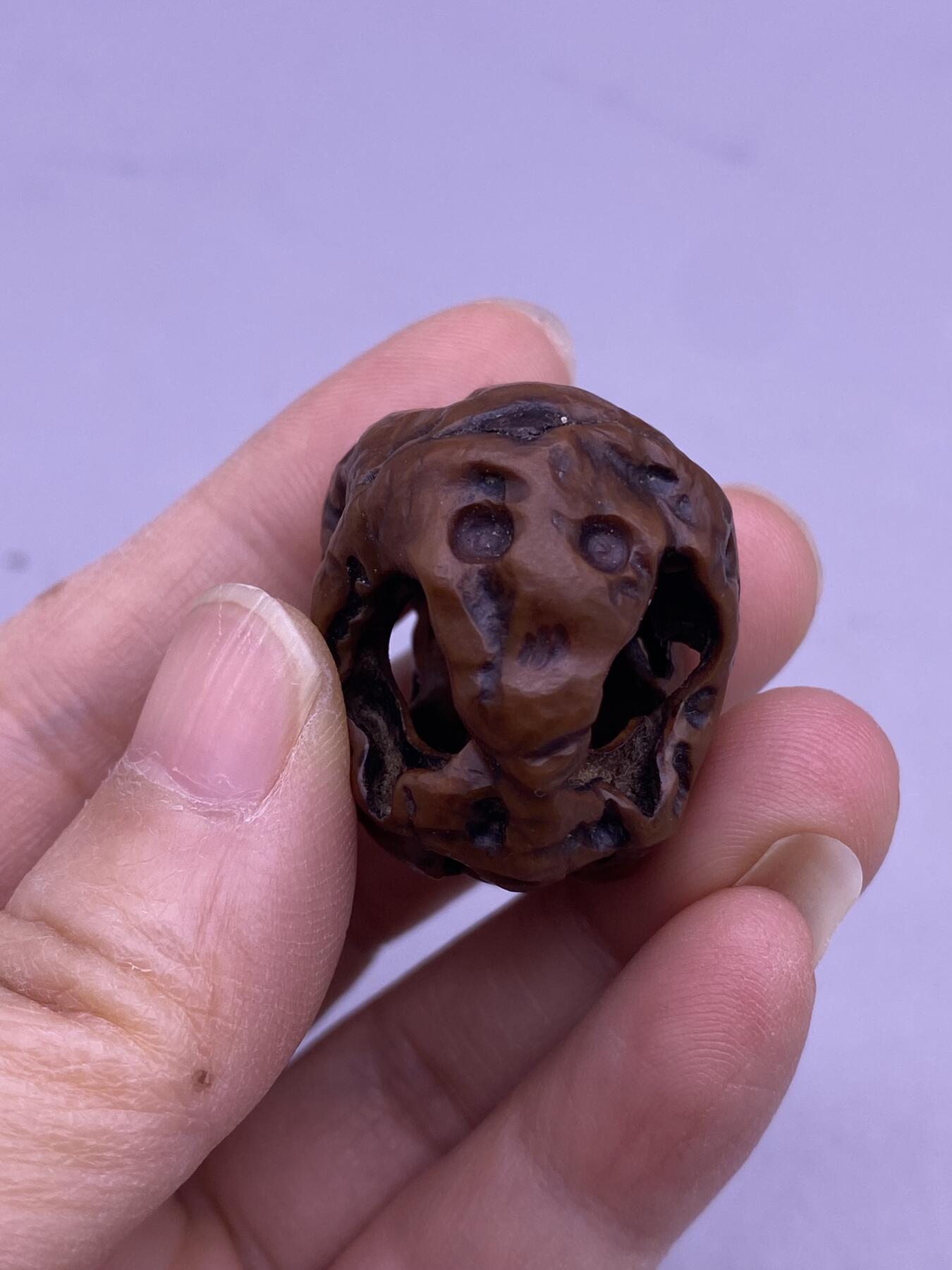 老核雕猴子挂件，天然形成猴脸，尺寸2.9厘米，品相如图，168包快递