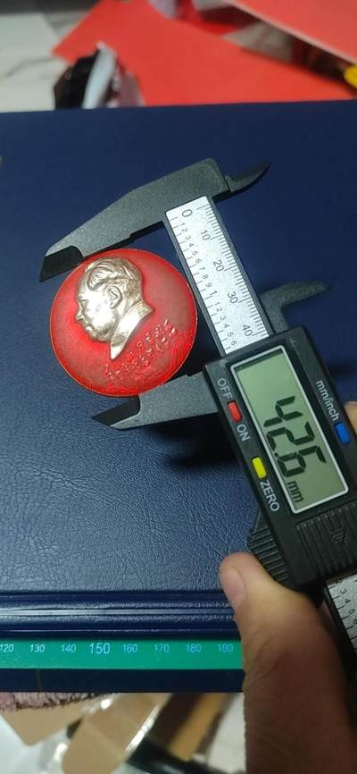 毛主席像章拍场，都是部队章 🔥🔥大海航行靠舵手干革命靠毛泽东思想🔥🔥毛主席像章，42.6毫米，头像下方林题：大海航行靠舵手  干革命靠毛泽东思想，背面有铭文：南京军区  