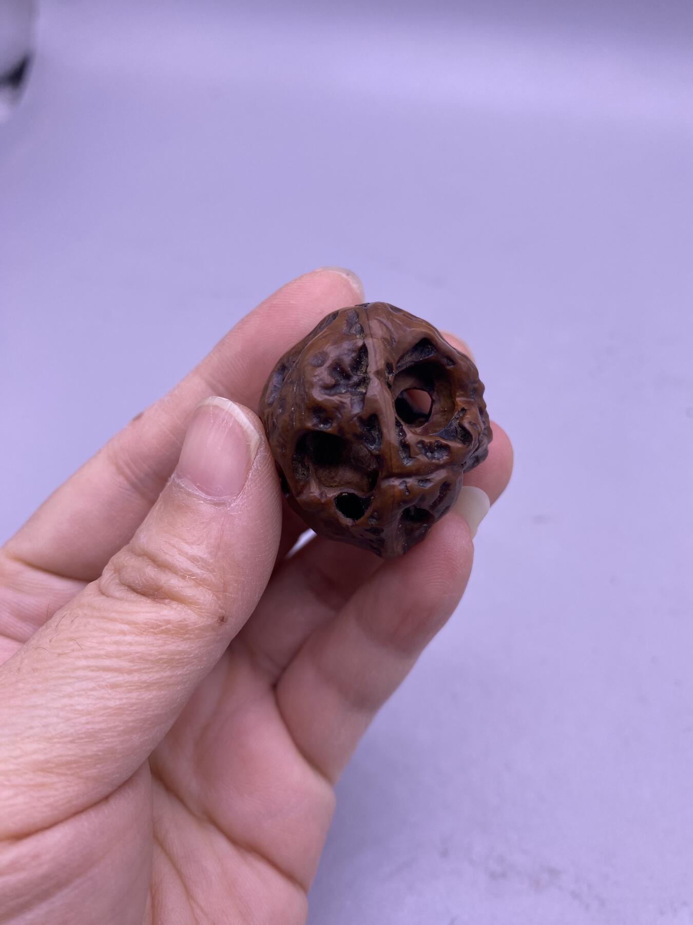 老核雕猴子挂件，天然形成猴脸，尺寸2.9厘米，品相如图，168包快递