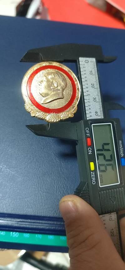 毛主席像章拍场，都是部队章 🔥🔥🔥🔥毛主席像章，42.6毫米，背面有铭文：中国人民解放军总字819部队