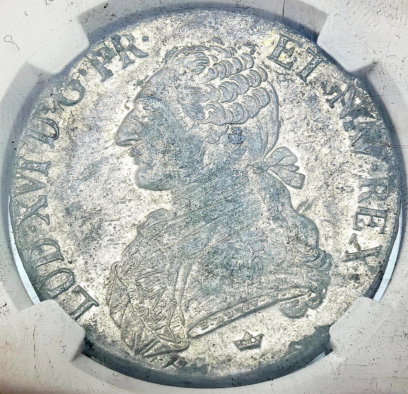 凡希社世界钱币微拍第二百九十五期 1789M法国路易十六埃居大银NGC-AUD，边缘有几处脏污附着，实物为带底光的未流通品相，上手惊喜！