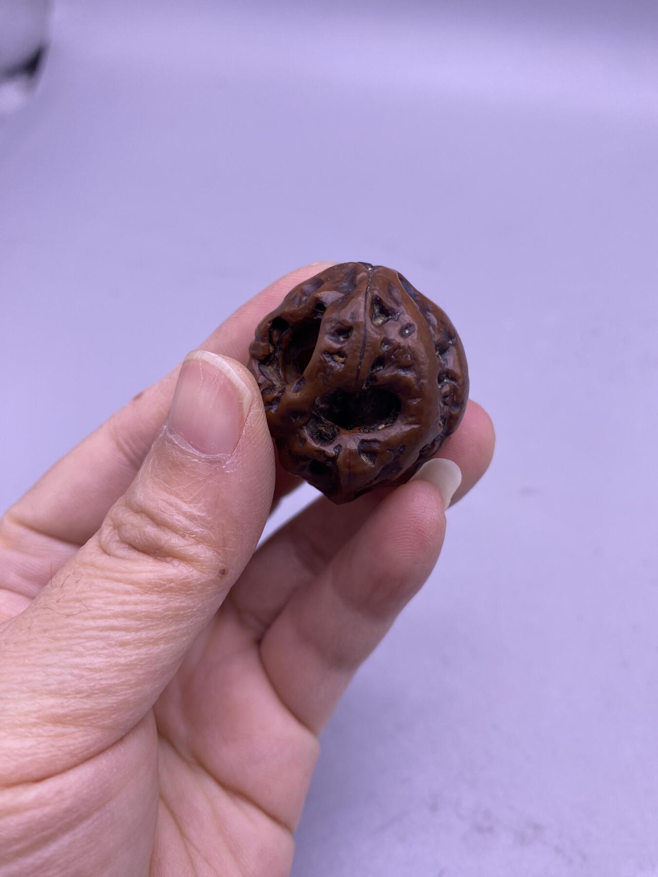 老核雕猴子挂件，天然形成猴脸，尺寸2.9厘米，品相如图，168包快递