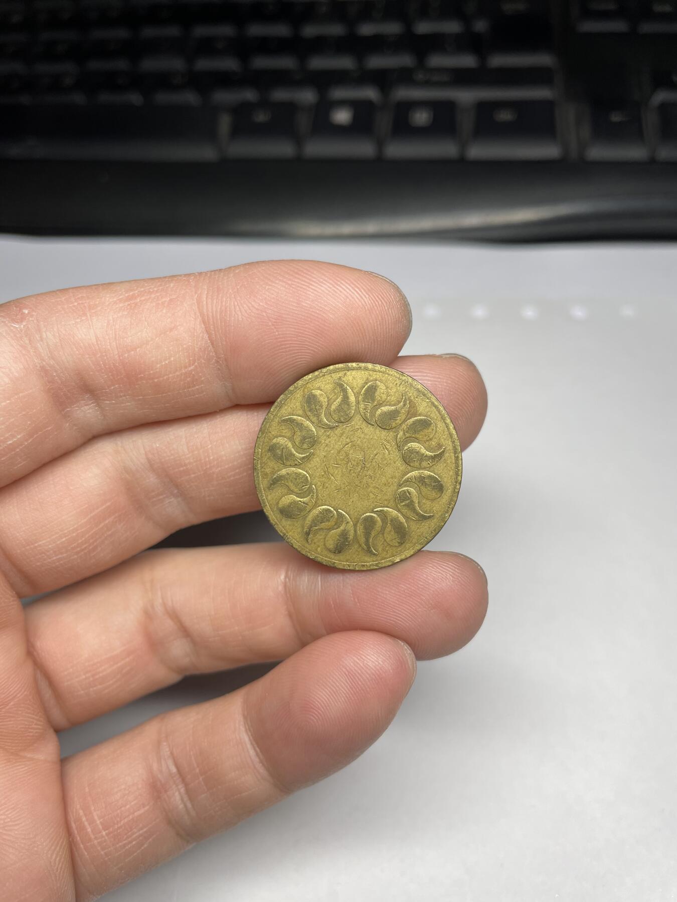每日一拍，2025年集古藏今外币拍卖第一期-第2场—（总第192拍），可以寄存60天，满160元包邮。 火焰纹代币，直径26.7毫米