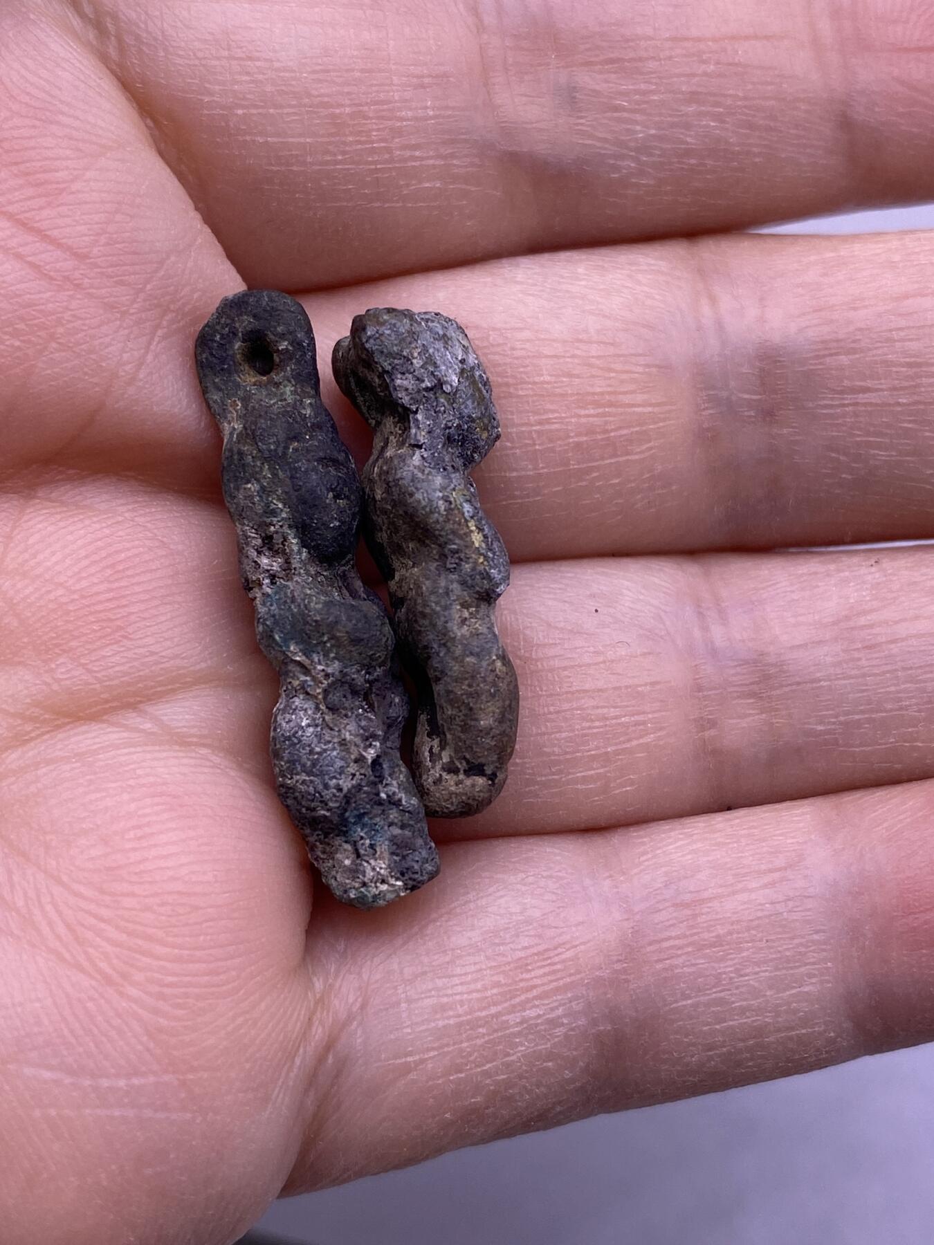 辽金童子一对，尺寸分别2.8/2.3厘米，品相如图，特价168包快递