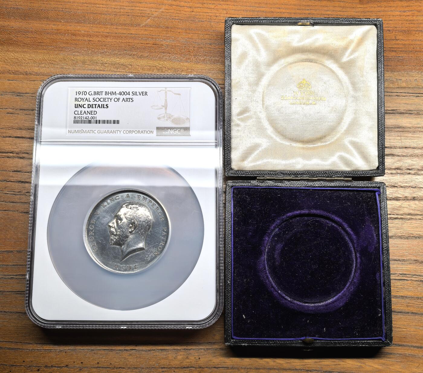 凡希社世界钱币微拍第二百九十五期 1910英国乔治五世皇家艺术、工业与商业协会纪念银章NGC-UNCD，附稀见原盒，重89.38克，直径55毫米，B. Mackennal设计。