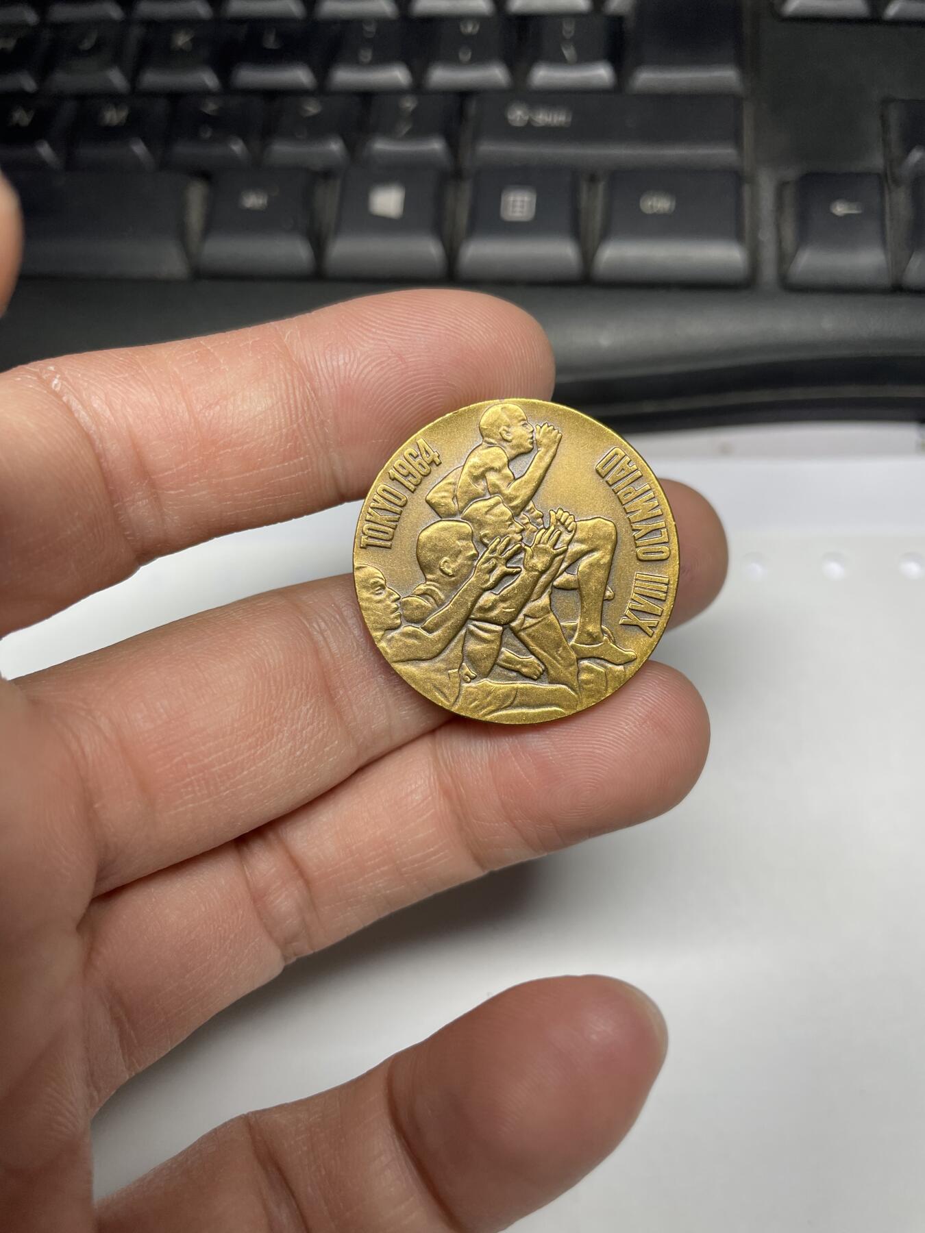 每日一拍，2025年集古藏今外币拍卖第一期-第2场—（总第192拍），可以寄存60天，满160元包邮。 1964年东京奥运会纪念章