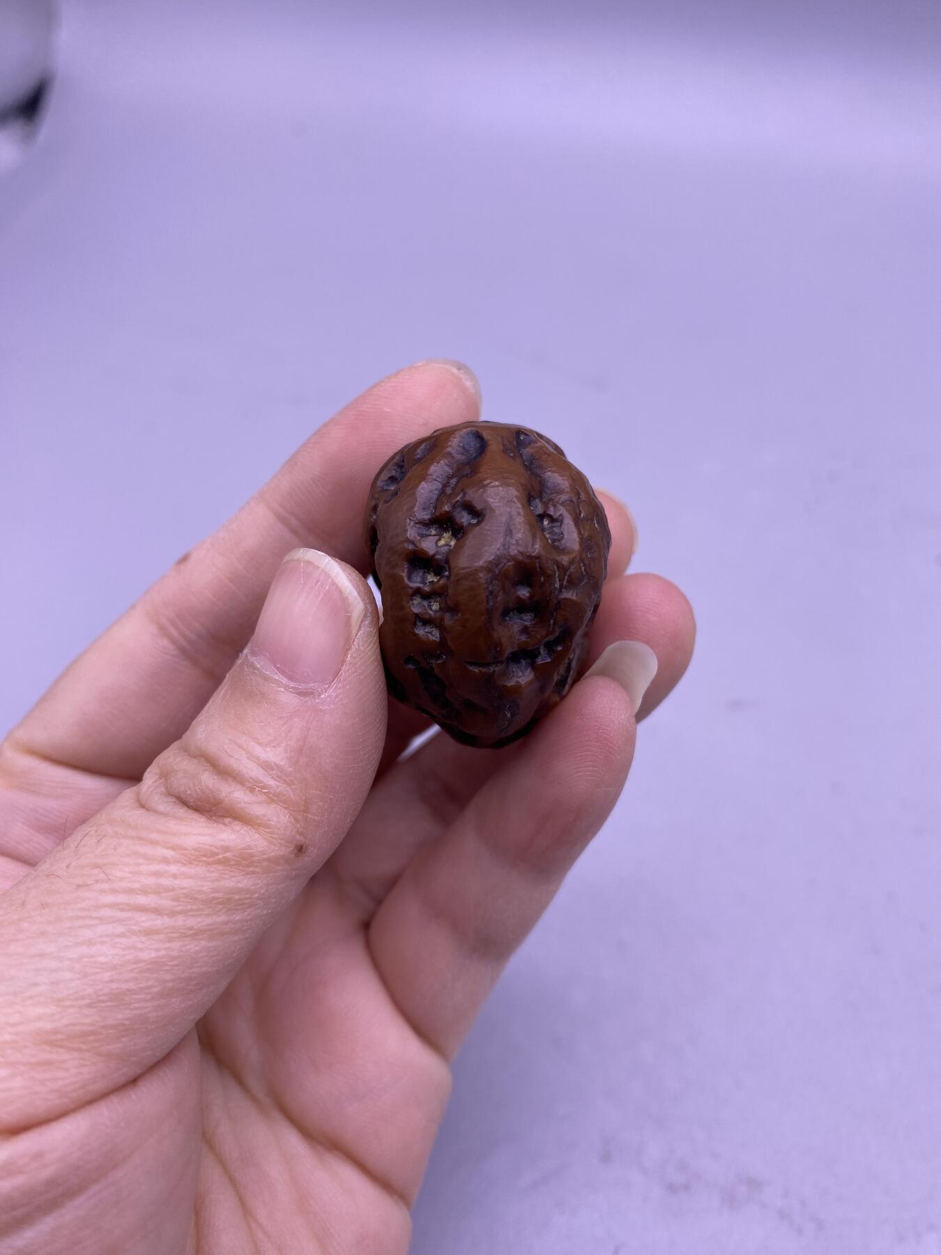 老核雕猴子挂件，天然形成猴脸，尺寸2.9厘米，品相如图，168包快递