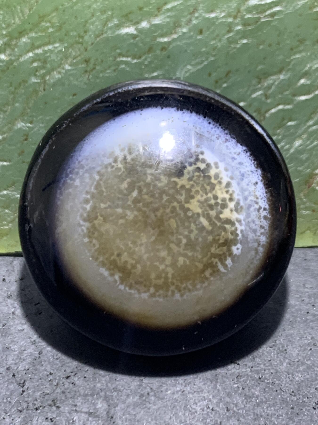 精品药师玛瑙手工雕刻瑞兽板珠（背云）一颗。