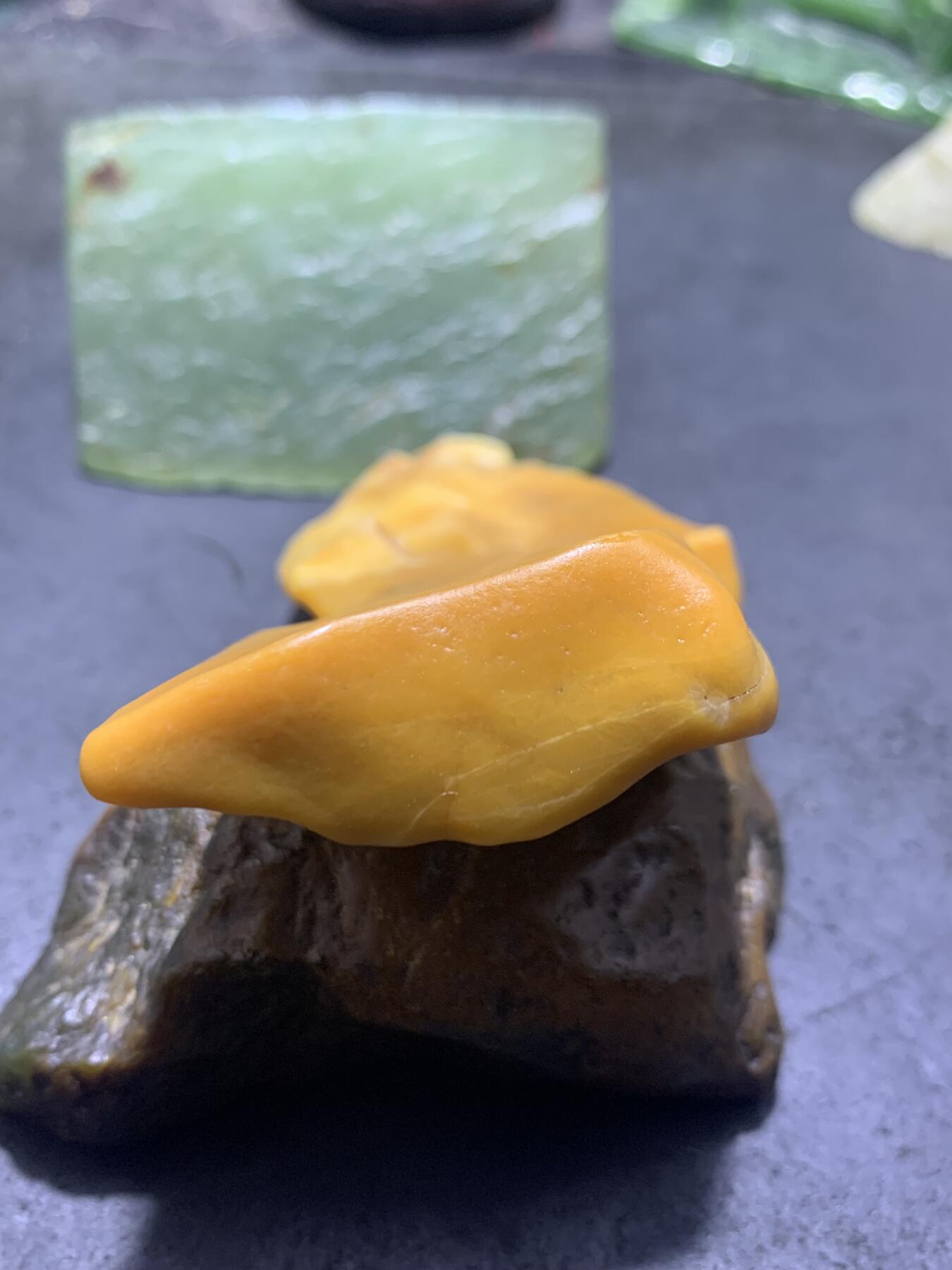 放福利！精美天然地表黄皮极细料金丝玉籽料原石一块！