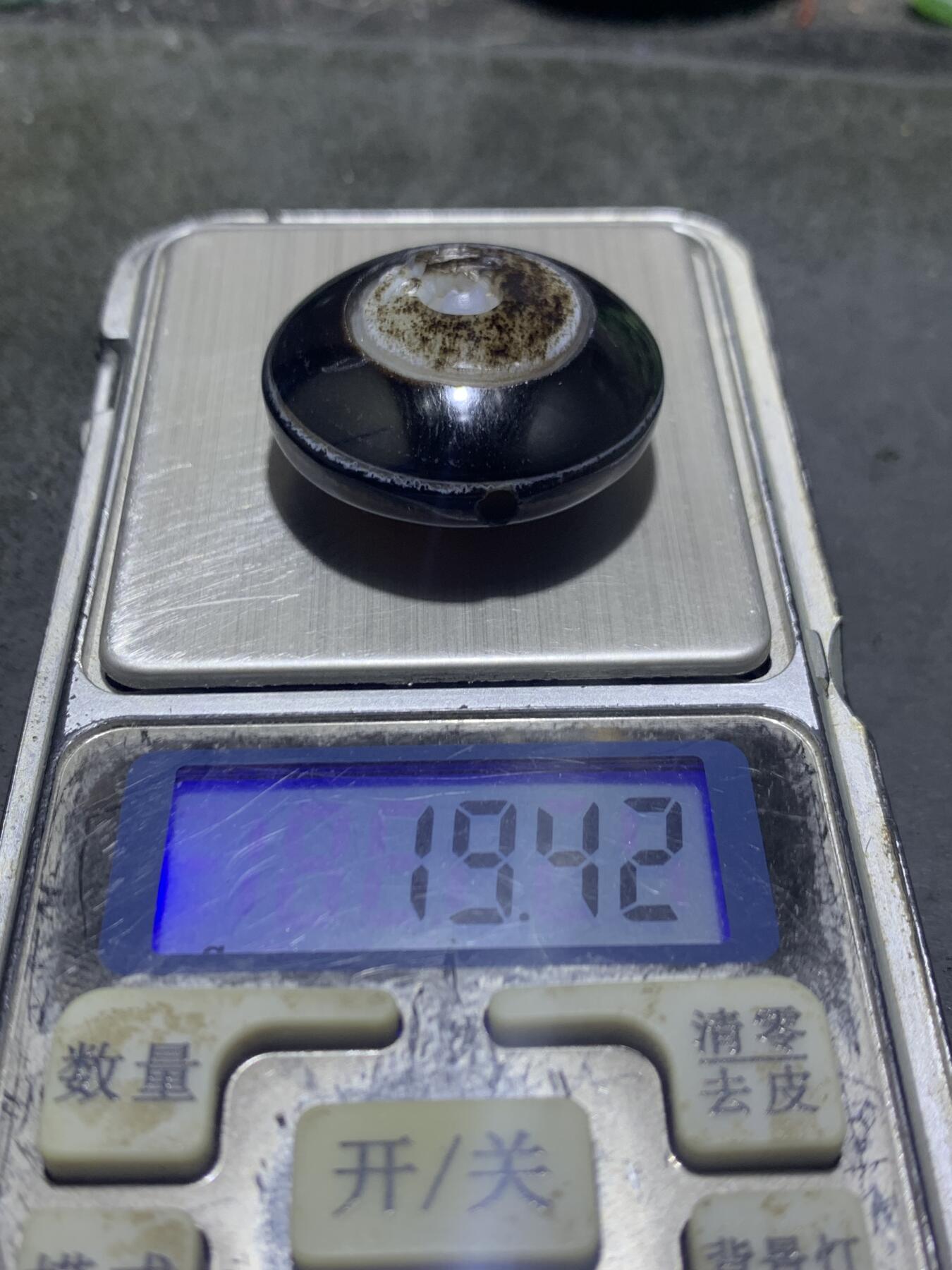 精品药师玛瑙手工雕刻瑞兽板珠（背云）一颗。