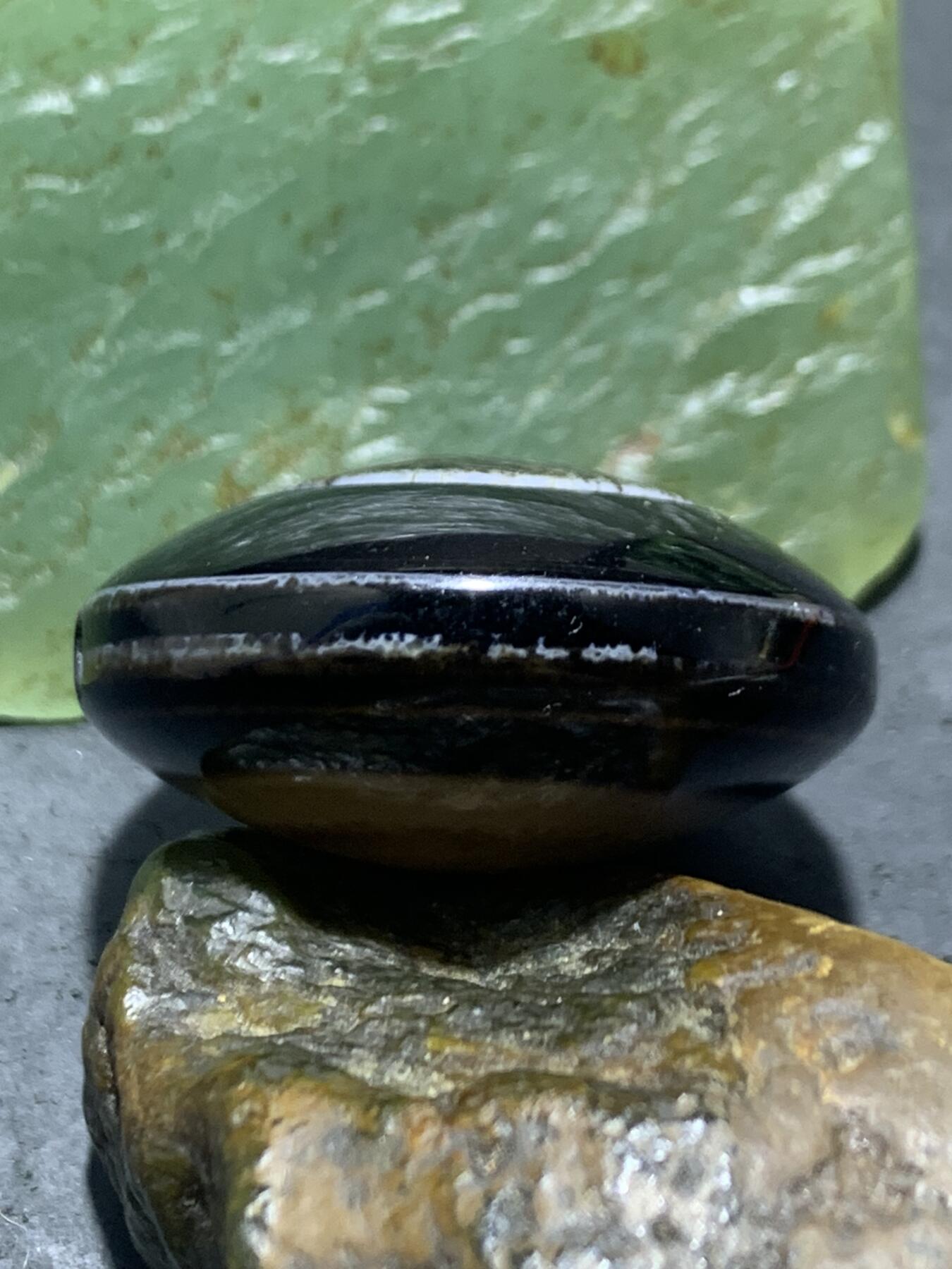 精品药师玛瑙手工雕刻瑞兽板珠（背云）一颗。