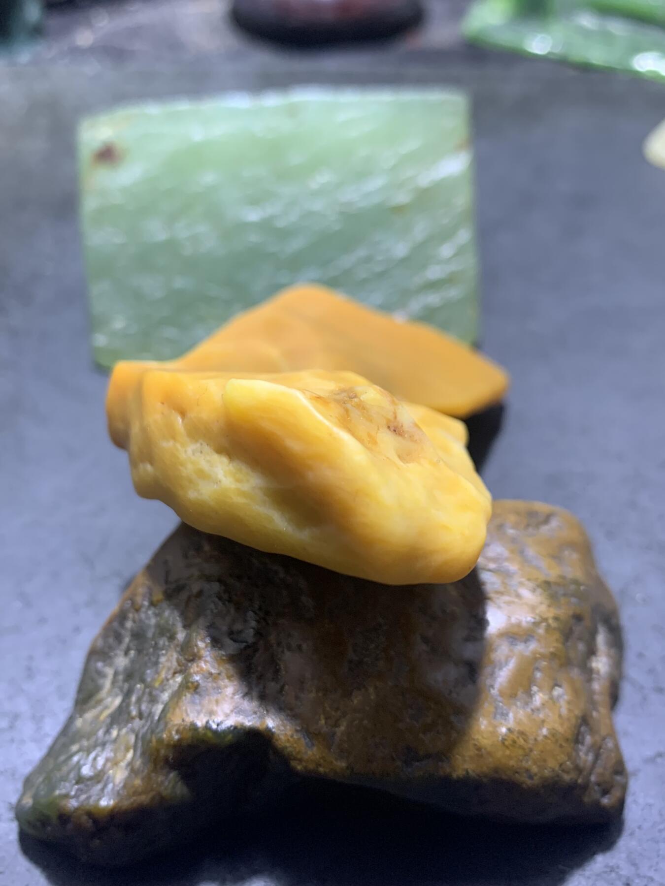 放福利！精美天然地表黄皮极细料金丝玉籽料原石一块！