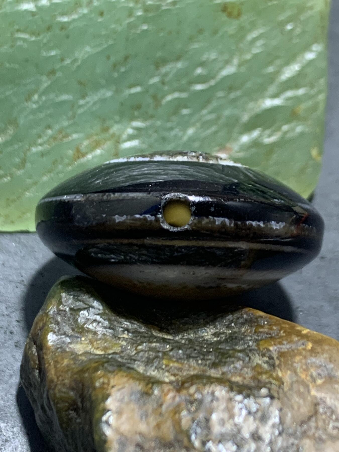 精品药师玛瑙手工雕刻瑞兽板珠（背云）一颗。