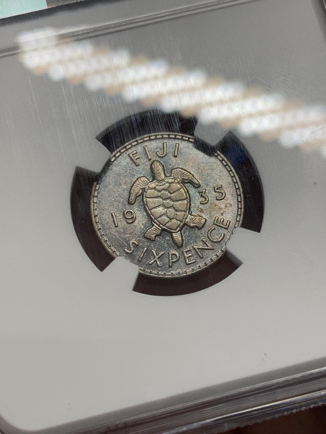 《竞宝斋》第347场 周日，周一，周二  3场连拍 （全场包邮） NGC AU55 斐济1935年海龟6便士银币，少见品种。深蓝彩包浆，实物细节上佳，低评