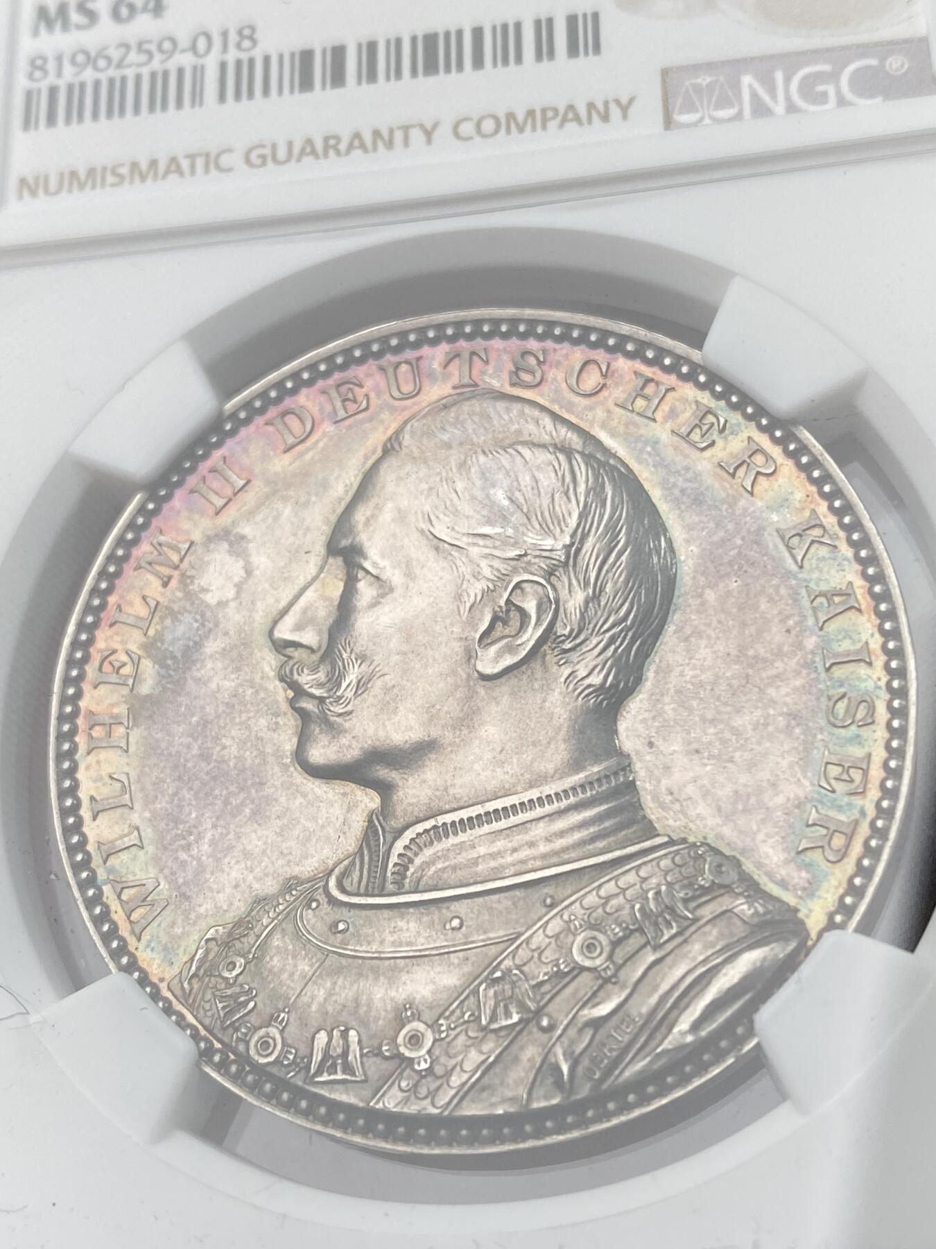 万国钱币拍卖第041期 NGC MS64 1894年德国威廉二世德意志国会大厦在柏林竣工落成纪念大银章 高浮雕厚重 威廉二世戎装像异常威武 细节状态和彩虹般的七彩包浆令人赞叹 NGC唯一最高冠军分